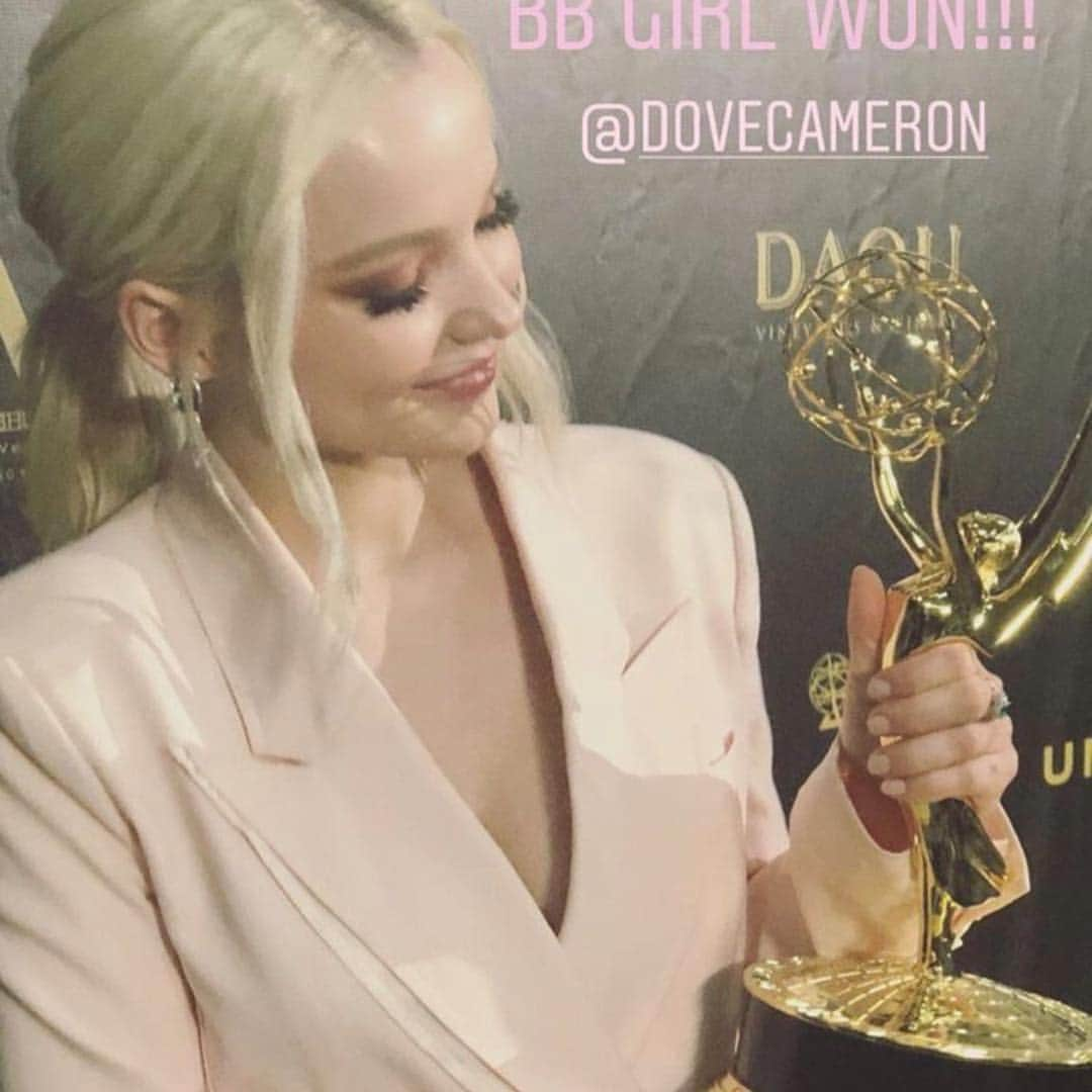 descendants2015さんのインスタグラム写真 - (descendants2015Instagram)「BREAKING NEWS: @dovecameron won an Emmy congrats @dovecameron !!!!!」4月28日 15時13分 - descendants2015