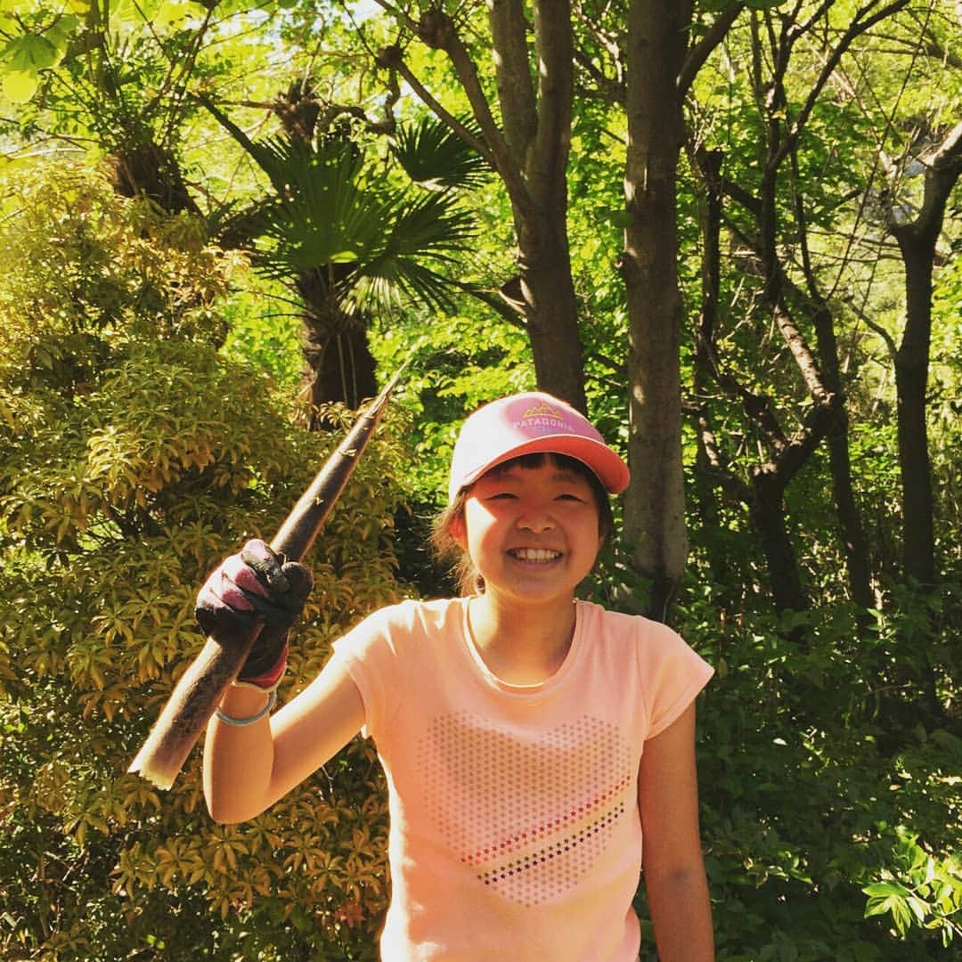 仁科由紀子さんのインスタグラム写真 - (仁科由紀子Instagram)「久しぶりに夫の実家に来てみたら… 家が埋まりそうなほどジャングルになってた💦  みんなで庭掃除から始まるゴールデンウィーク💨💨 タケノコまではえてた😱❗ 食べられるのかな？  鳥のさえずり🐤🎵と新緑に囲まれ🌱 とっても気持ちよい季節😊  #ゴールデンウィーク #新緑 #気持ちよい」4月28日 16時11分 - nishina_yukiko