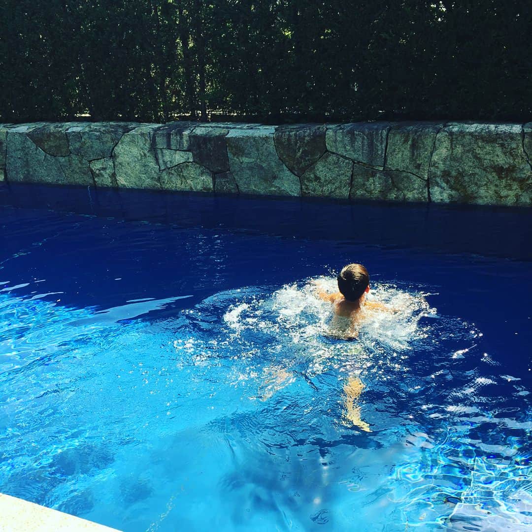 田波涼子さんのインスタグラム写真 - (田波涼子Instagram)「プール開き🏊‍♂️ 暑くて入ってみる子供たち。 が、やはりまだ寒いらしく、すぐ退散w だってまだ４月😅」4月28日 15時55分 - ryokotanami.idea