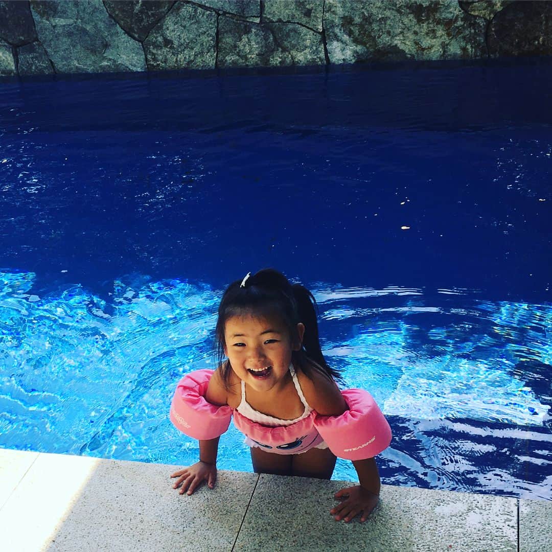 田波涼子さんのインスタグラム写真 - (田波涼子Instagram)「プール開き🏊‍♂️ 暑くて入ってみる子供たち。 が、やはりまだ寒いらしく、すぐ退散w だってまだ４月😅」4月28日 15時55分 - ryokotanami.idea