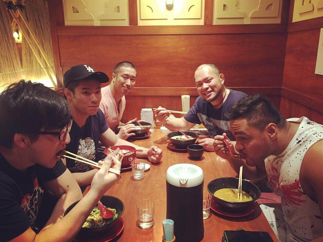 岡倫之さんのインスタグラム写真 - (岡倫之Instagram)「俺の奢りでラーメン。 俺の奢りでラーメン！ #大事なことなので2回言いました  #チートデイ #ラーメン #大好き #出世払い希望」4月28日 19時54分 - great_o_khan