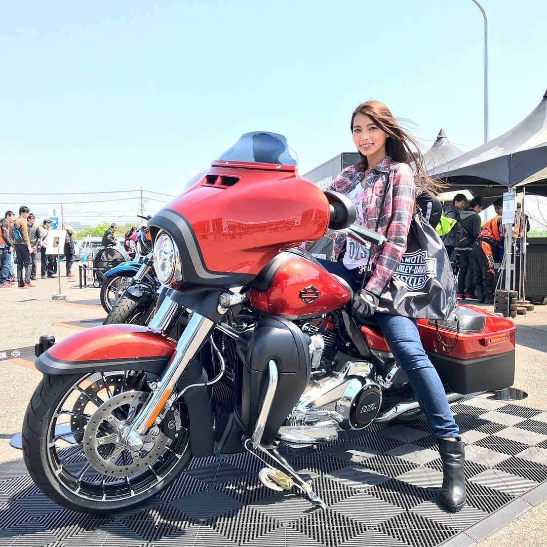 Harley-Davidson Japanさんのインスタグラム写真 - (Harley-Davidson JapanInstagram)「Sunshine Romance. #ハーレー #harley #ハーレーダビッドソン #harleydavidson #バイク #bike #オートバイ #motorcycle #cvoストリートグライド #cvostreetglide #ストリートボブ #streetbob #イベント #event #鈴鹿サーキット #suzukacircuit #bikebikebike #宮本あかり #akarimiyamoto #2018年 #自由 #freedom」4月28日 20時08分 - harleydavidsonjapan