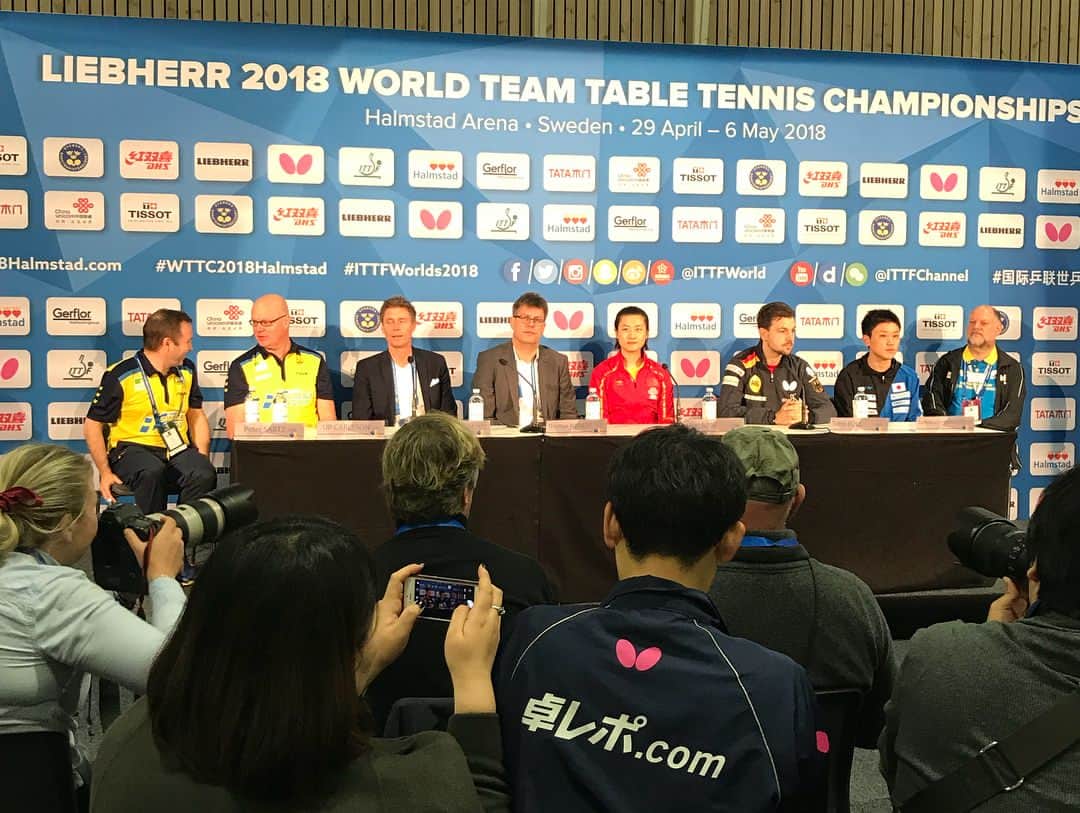 鷲見玲奈さんのインスタグラム写真 - (鷲見玲奈Instagram)「世界卓球スウェーデン✨ メイン会場はこのような感じです。 去年のドイツ大会の会場に比べて観客席が近い印象を受けました。 . 会見にはティモボル選手や丁寧選手と共に日本の張本智和選手も出席し、記者さんからの質問に堂々と答えていました😊 . いよいよ開幕を明日に控えた世界卓球✨🏓 今夜のスポーツウォッチャーも卓球盛りだくさんでお送りします！ 現地からの中継もありますので、ぜひご覧下さい😊 . #世界卓球 #明日開幕！ #スウェーデン #ハルムスタッド #日本代表 #スポーツウォッチャー #水谷隼 #張本智和 #丹羽孝希 #松平健太 #大島祐哉 #石川佳純 #平野美宇 #伊藤美誠 #早田ひな #長崎美柚 #卓球 #パラビでは日本戦全試合生放送」4月28日 20時27分 - sumi__reina