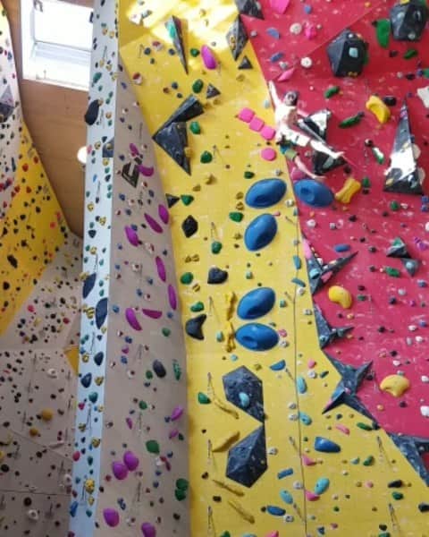 ルスタン・ゲルマノフのインスタグラム：「Bare feet climbing🤗  @redbull_rus @redbull @adidasterrex @fiveten_official @frictionlabs #adidasterrex #livewithoutlimits #gr #chalkmatters #climbing #sportclimbing #bouldering #rockclimbing #climbing_pictures_of_instagram」