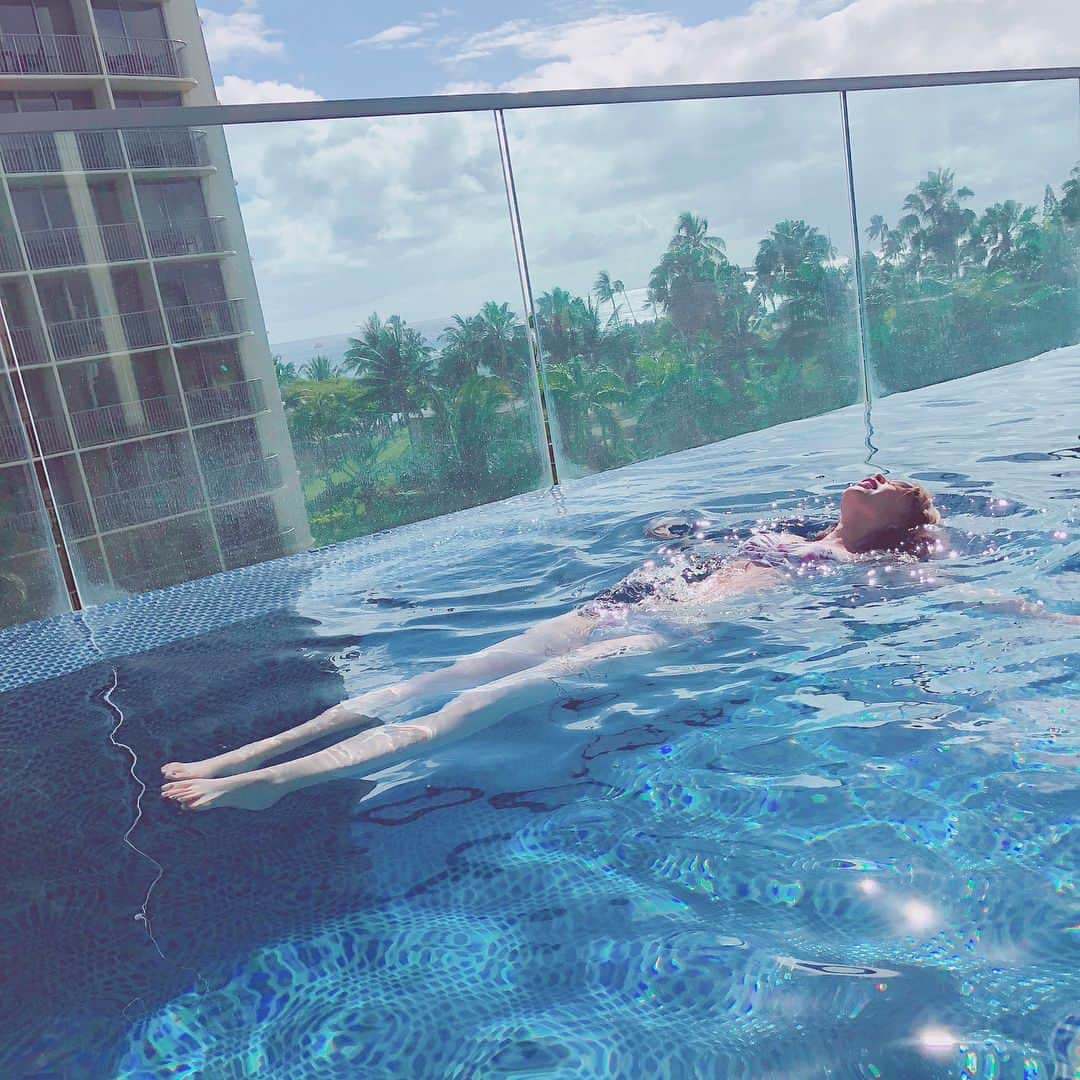 山内遥さんのインスタグラム写真 - (山内遥Instagram)「. .  ホテルのプール🏊💭 東京戻ってきてからも フォルダ見返しては宮古島と ハワイの思い出に浸ってた、、☺︎ . .  #hawaii#waikiki#honolulu#trumphotel  #ハワイ#トランプホテル#プール #ぷかぷか#浮いてるだけ#泳げません #oharu_trip」4月28日 21時24分 - haruka__yamauchi