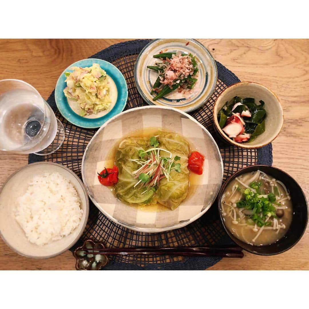 高山直子さんのインスタグラム写真 - (高山直子Instagram)「今日の #なおコロ食堂 🍚 ●和風ロールキャベツ ●具沢山ポテトサラダ ●タコとワカメの酢の物 ●オクラのお浸し ●ゴボウときのこのお味噌汁 春キャベツを使った、ロールキャベツはキャベツの甘みを生かしたくて和風に❤︎これが絶品！😳 薬味のミョウガもいい仕事してるわー💪🏻 レシピ春はまたブログに書くね📝 #おうちごはん#夜ごはん#晩ごはん#野菜たっぷり#ロールキャベツ#和定食#優しいごはん#定食#ポテトサラダ」4月28日 21時32分 - nao_70koro