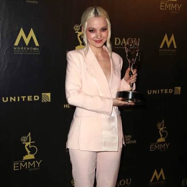 descendants2015のインスタグラム：「So happy for her . She got her very first Emmy last night @dovecameron」