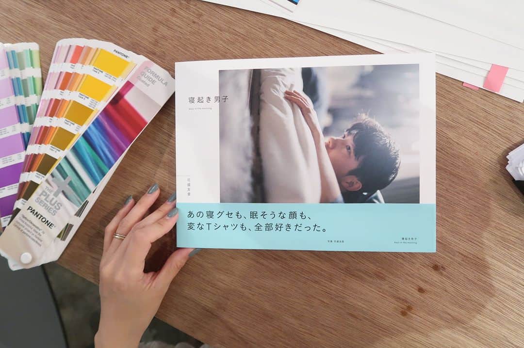 花盛友里のインスタグラム：「「あの寝癖も、 眠そうな顔も、 変なＴシャツも、 全部好きだった。」 . つ、い、に！ 寝起き男子来月5月21日に発売します♡ どきどきどき！！ 帯のコピーもめっちゃお気に入り、、、、！ 5/20には渋谷のHMVで発売記念イベントします。 寝起き男子、寝起き女子のモデルさんを呼んでのトークショーや、先着になっちゃうけどポートレート撮影会なんかもします♡ HMVで予約したり買ってくれた人が参加できるみたい！ ぜひ来て、、ね😭 . 『寝起き男子』発売記念　 トークショー＆サイン会 【開催日時】 2018年5月20日（日）13：00スタート 【会　　場】HMV & BOOKS SHIBUYA 6Fイベントスペース 【内　　容】トークショー&サイン会 【出　　演】花盛友里、他ゲスト予定 【参加方法】 2018年4月27日（金）17時～ HMV&BOOKS SHIBUYA　6Fにて2018年5月21日（月）発売の書籍『寝起き男子』または、2018年1月27日（土）発売『寝起き女子 -girls in the morning -』をご予約（ご購入）いただいたお客様に、先着で「イベント参加券」を1枚、各書籍1点につき各「サイン会参加券」1枚をお渡しいたします。「イベント参加券」をお持ちの方はトークショーにご参加いただけます。「サイン会参加券」をお持ちの方はトークショー終了後に開催するサイン会にご参加いただけます。 【イベント内容】 「寝起き男子」「寝起き女子」出演モデルを交え、撮影時の秘話やご本人による撮影テクニックをお話し頂きます。また当日は出演者への質問コーナーを設けますので、予めご用意頂けますと幸いです。 ★トークショー・サイン会終了後、花盛氏によるポートレート撮影を行います。こちらは当日ご来場時に抽選会をし、10名様限定の特典となります。 ※撮影データは後日メールでのお渡しとなります。お預かりしたメールアドレスは特典発送のみ使用させて頂きます。使用後は責任をもって破棄させて頂きます。 . . #寝起き男子」