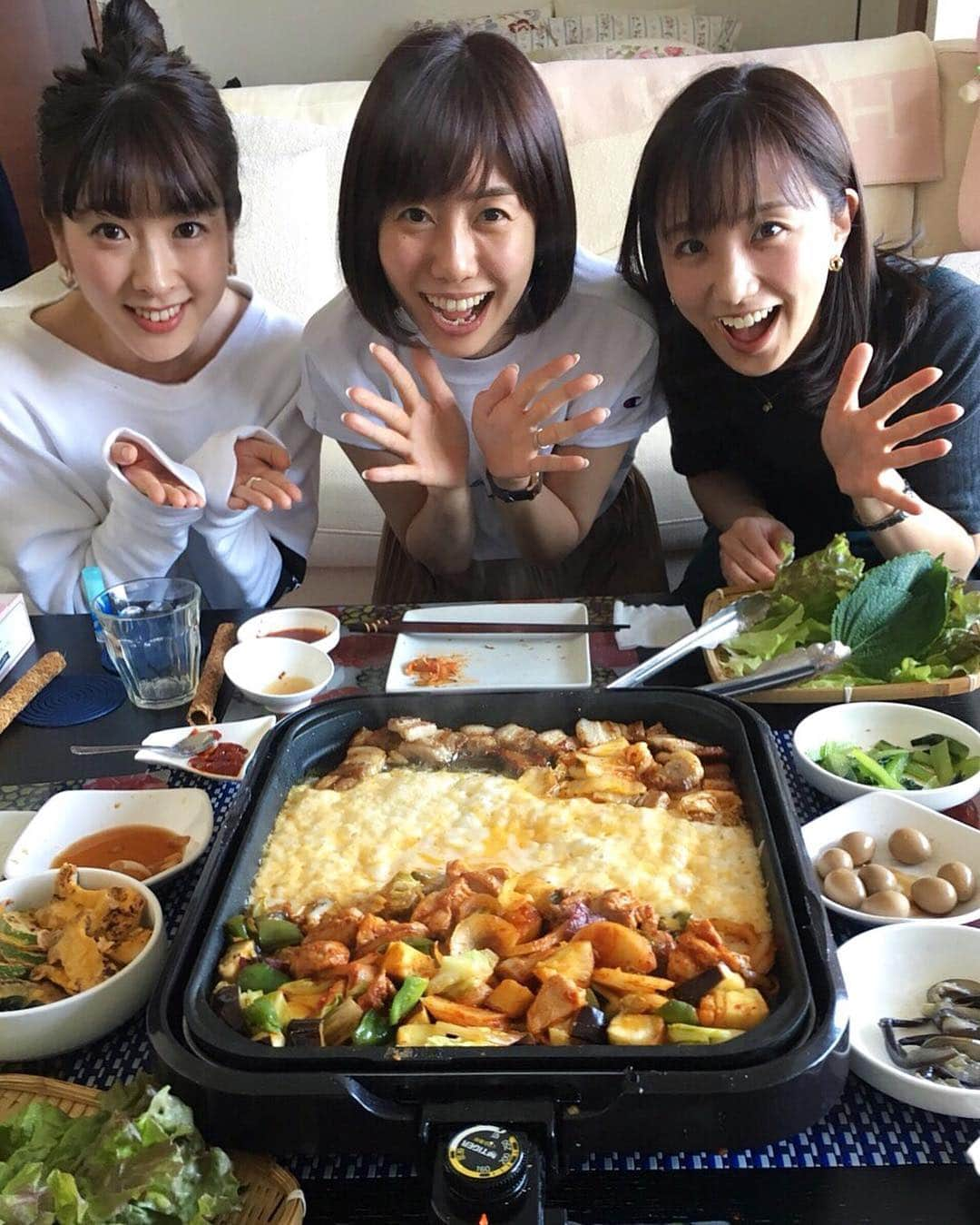 三上真奈さんのインスタグラム写真 - (三上真奈Instagram)「* ノンストップ！のスタッフさんのおうちにお呼ばれしてみおさんとゆきさんと3人で本格韓国料理いただきました❣️なんとこれぜーーーんぶ手作りなんです🤤」4月28日 22時18分 - mana.mikami47