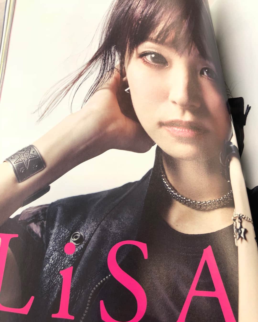 LiSAさんのインスタグラム写真 - (LiSAInstagram)「本日発売の「ROCKIN'ON JAPAN 2018年6月号」にて、ロックヒロインの名付け親、小栁さんとインタビューでお話させていただいています。 とってもステキな写真撮っていただきました。げっとしてね。 #LiSA  #りさべすと #くばちゃまコーデ #ROCKINONJAPAN #rickowens #ADDICTNOIR #sacai #AlexanderWang #ポニーテール」4月28日 22時47分 - xlisa_olivex