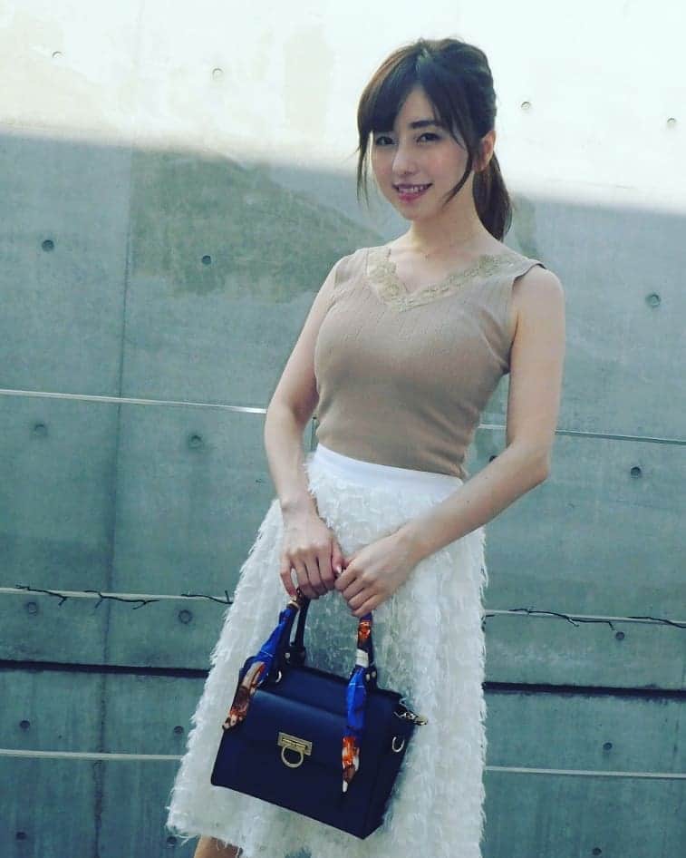 早川愛さんのインスタグラム写真 - (早川愛Instagram)「こんばんは！ 前にも紹介しましたが、 いつも愛用しているfifthが5周年を迎えたそうなので、みなさんもぜひチェックしてみてくださいね☺  私もこのニットはお気に入りで白もgetしましたよ☆ ・  tops&bag #fifth @fifth_store #fifthtl  #フィフス #Vネックキャミレースニット 伸縮性があり意外にしっかりした生地で高見え✨ #シャルマンスカーフ付2wayハンドバッグ ネイビーも仲間入り💙 ・  skirt #fabulousangela #ファビュラスアンジェラ @fabulousangela_official ・ ・ ・ ・ ・  #通販 #プチプラコーデ #プチプラ #コーデ #コーディネート #fashion  #outfit  #coordinate  #style  #ootd」4月28日 23時37分 - megumegu_1006