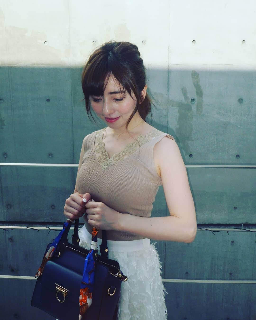 早川愛さんのインスタグラム写真 - (早川愛Instagram)「こんばんは！ 前にも紹介しましたが、 いつも愛用しているfifthが5周年を迎えたそうなので、みなさんもぜひチェックしてみてくださいね☺  私もこのニットはお気に入りで白もgetしましたよ☆ ・  tops&bag #fifth @fifth_store #fifthtl  #フィフス #Vネックキャミレースニット 伸縮性があり意外にしっかりした生地で高見え✨ #シャルマンスカーフ付2wayハンドバッグ ネイビーも仲間入り💙 ・  skirt #fabulousangela #ファビュラスアンジェラ @fabulousangela_official ・ ・ ・ ・ ・  #通販 #プチプラコーデ #プチプラ #コーデ #コーディネート #fashion  #outfit  #coordinate  #style  #ootd」4月28日 23時37分 - megumegu_1006