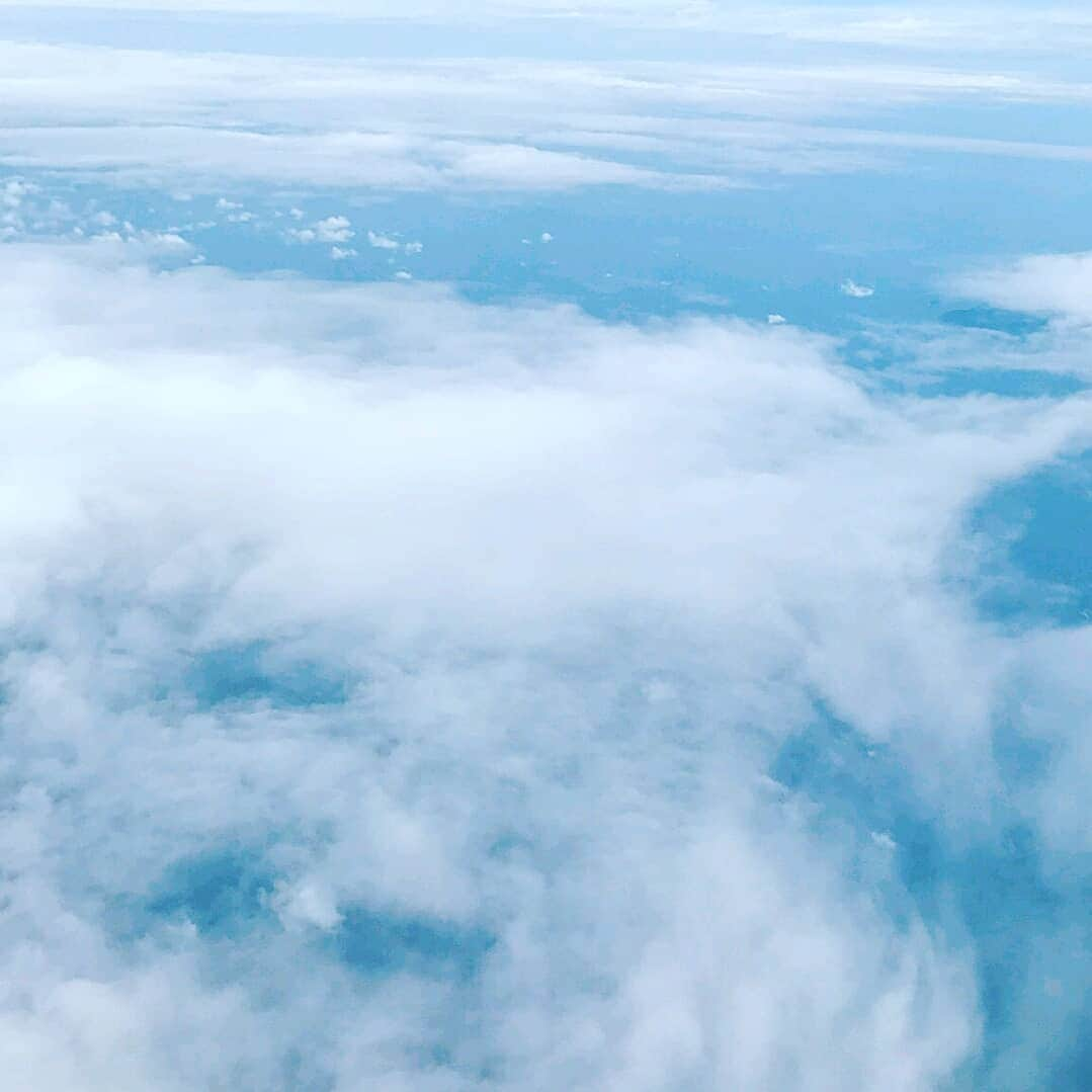 イェウンのインスタグラム：「#青い空 #空 #天 #白い雲 #雲」