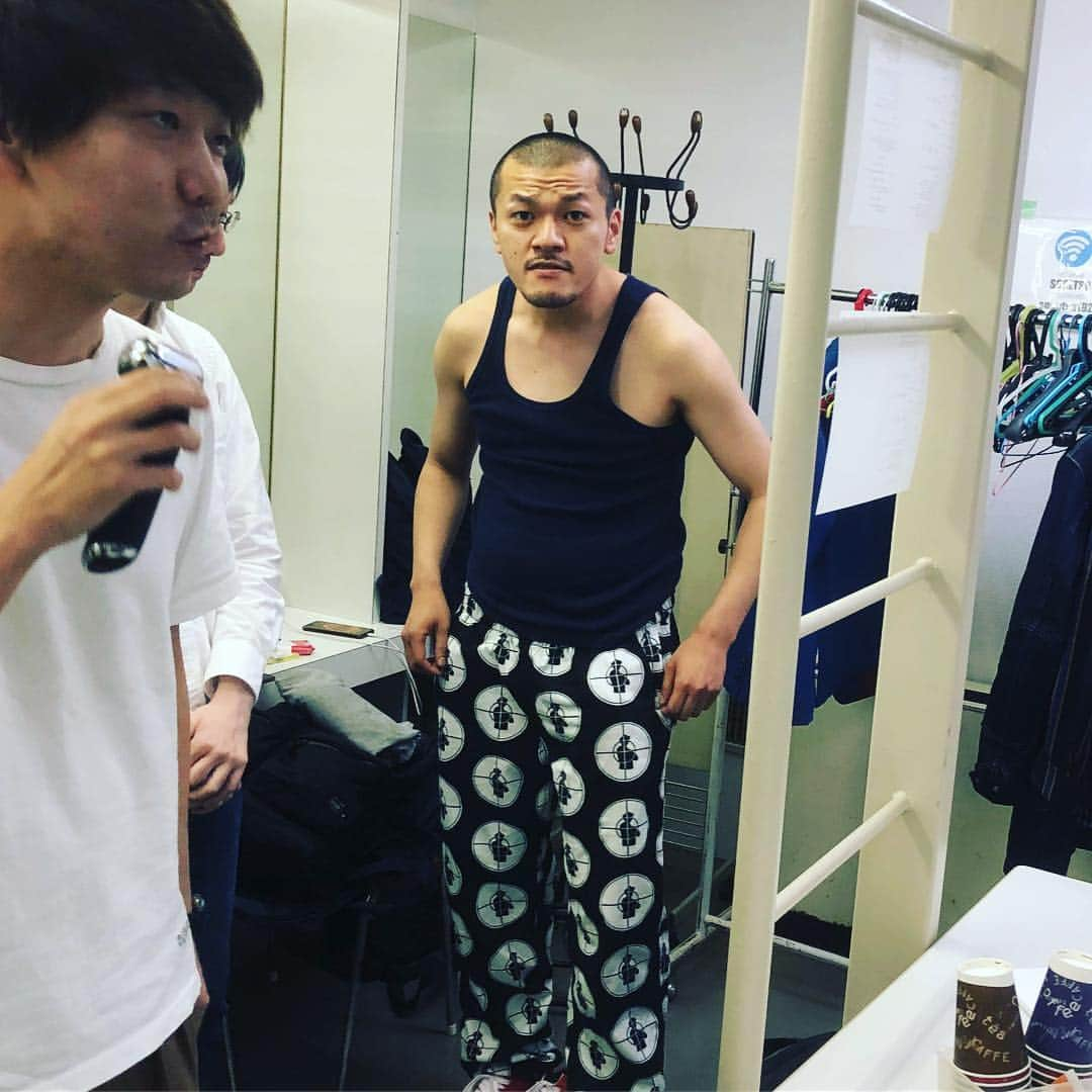 橋本直さんのインスタグラム写真 - (橋本直Instagram)「地元の伝説のヤンキーがこっちを見ている・・・ みんなが立派に働いてる中、まだケンカ強い事が最強にカッコいいと思ってるやつやん！！で、たぶんこいつ弱いやん！！ #漫才三唱 #いいライブ #打ち上げも楽しすぎた！ #楽しすぎて写真撮るの恥ずかしくて言い出すの忘れるパターンのやつ！ #おやすみ」4月29日 0時51分 - kome_kome_kome0927