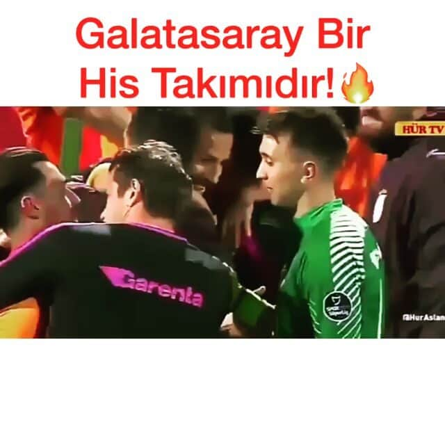 シナン・ギュミュシュのインスタグラム：「Karanlık dünyanızı renklendirmeye geliyoruz! #bugüngünlerdengalatasaray @sinanguemues @muslera #sinangümüş #muslera @ayferguemues」