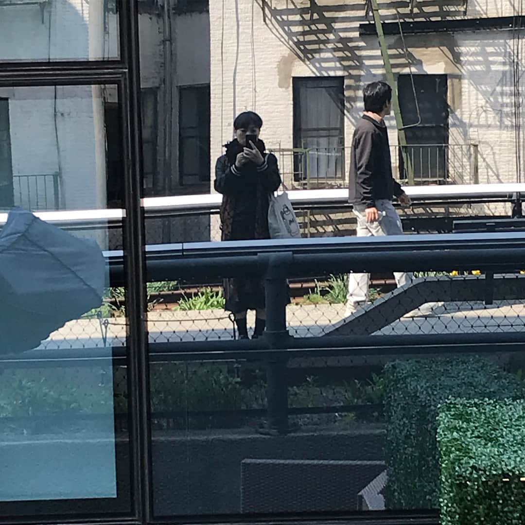 のインスタグラム：「#今日の私 #ハイライン #ニューヨーク #週末散歩 #いい天気 #春 #todaysme @highlinenyc #weekend #sunnyday #spring #nyc #nylife #printemps #ilfaitbeau #海外生活 #今日のコーデ #コーチ1941 & #プラダ」