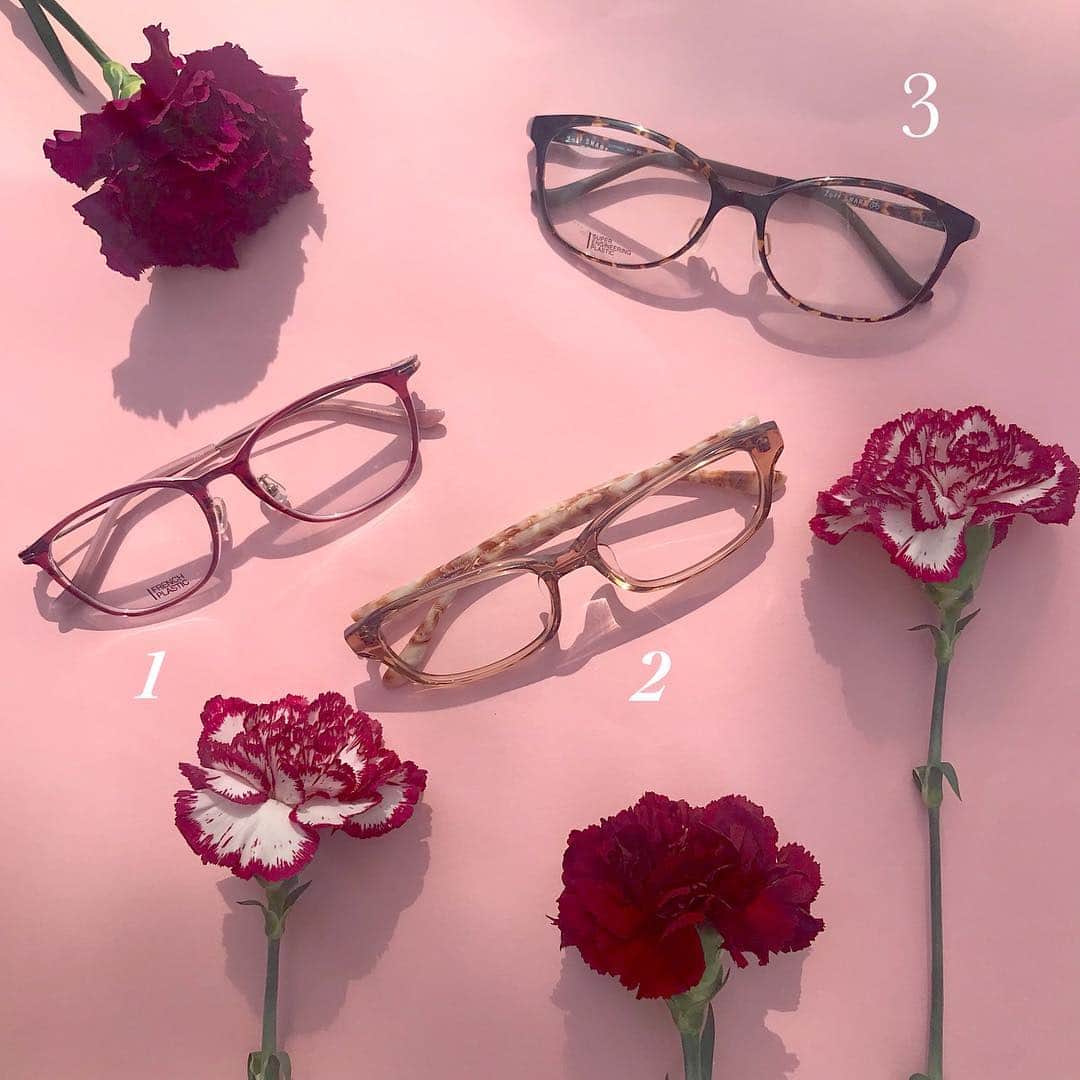 Zoff Officialのインスタグラム：「Ready for Happy Mothers Day ❣️👓 今年の母の日は5/13日曜日🌹 母の日のプレゼントに Zoffのメガネはいかがですか？ . 単焦点(遠用・近用共に)で レンズ在庫がある度数は当日仕上げが可能🌟 . お母様と一緒にお気に入りのメガネを探してみてください♪ . ✴︎遠近両用メガネはお日にち10日頂きますので 今の時期のお申し込みがおすすめ💌 店頭でぜひご相談ください♪ . 左から 1. ZC181001_24A1 ￥7,000（税抜） 2. ZH181009_41A1 ￥5,000（税抜） 3.  ZJ181009_49A1 ￥9,000（税抜） . . #zoff #Wellington #eyewear #eyeweardesign  #glasses #ゾフ #fashion #unisex #eyewearstyle  #eyewearfashion #メガネ#mothersday #present #母の日 #carnation #👓#🕶#Happymothersday#womansday」