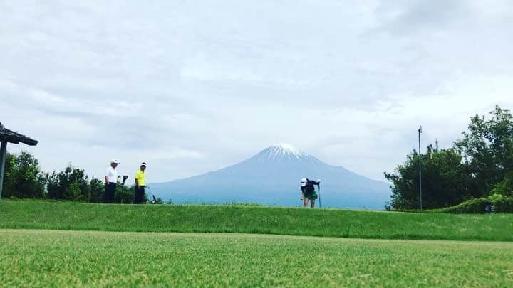 稲葉七海のインスタグラム：「富士山🗻✨ もえ(@moekuwabara)と連盟の方々⛳️🏌🏻‍♂️」