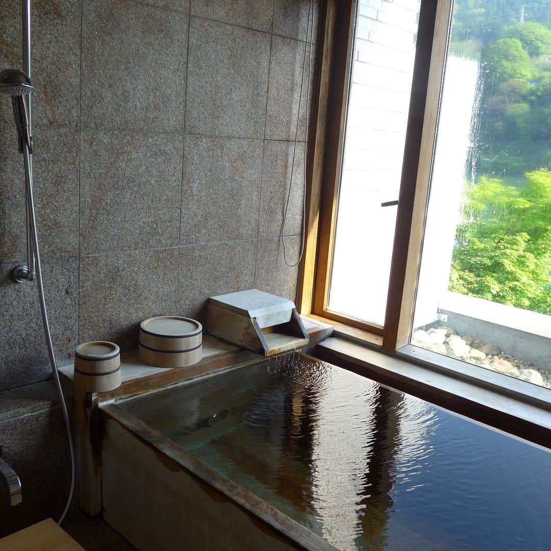 田中麻衣さんのインスタグラム写真 - (田中麻衣Instagram)「ＧＷの前半は、富山県に来ています。チューリップ畑を見て(ほんとに綺麗！)Levoでフレンチ食べて、雅楽倶に宿泊。 . お部屋のなかに温泉があって、寝起きで入れるし最高♨️ . 自然がいっぱいで癒されてます🍀 . たのしいＧＷのスタート。 . #gw #ゴールデンウィーク #ゴールデンウィーク旅行 #チューリップ #チューリップ畑 #🌷#富山県 #toyama #雅楽倶 #garaku #gw旅行 #国内旅行 #trip」4月29日 8時21分 - maitanaka1217