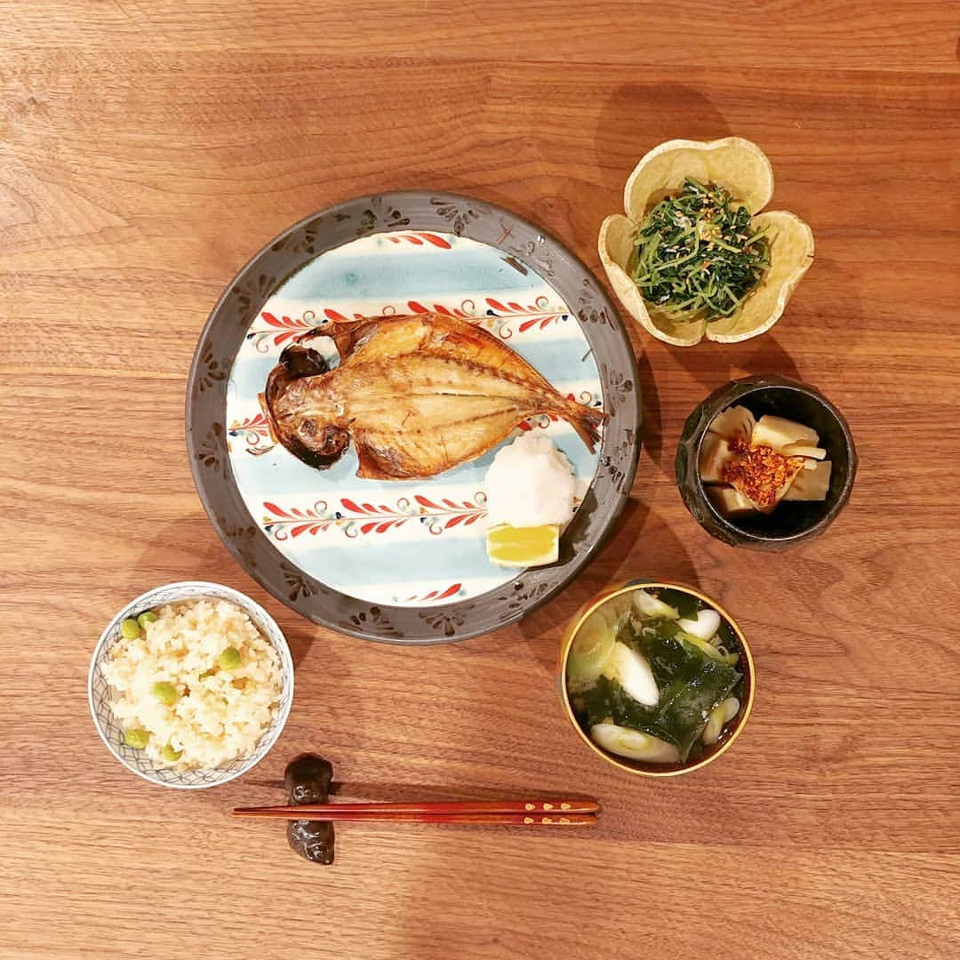 木村文乃 さんのインスタグラム写真 - (木村文乃 Instagram)「*** 昨日の夜ごはんでした。  ここのところお肉続きだったので おさかなにしてみました。  水菜のおひたし梅しらす和えと 最後のたけのこは変化球で 京都で買った元祖食べるラー油かけに。 おねぎとわかめのお味噌汁と 春と言えばのお豆ごはんは うっかり#絹しょうゆ 色にしてもーた。 ま、香ばしくなるからこれはこれで。  益子の陶器祭り行きたかったなぁ と言う気持ちのたぬきです。 かりんとさんじゃいよ、お箸置きだよ。  #ヤマサ #鮮度生活 #絹しょうゆ #ふみ飯」4月29日 9時46分 - fuminokimura_official