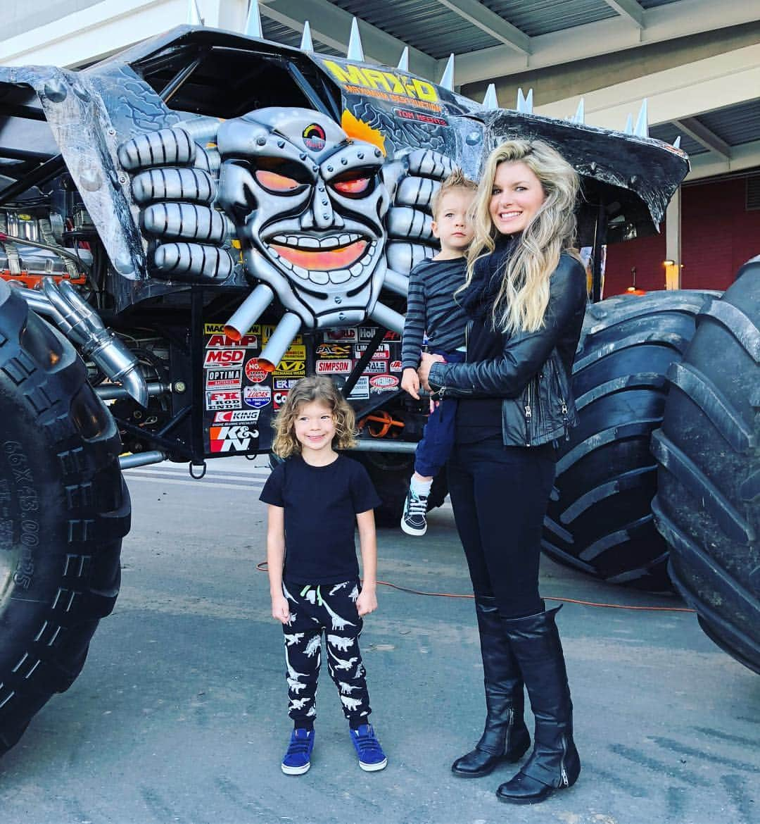 マリサ・ミラーのインスタグラム：「This is happening!!!! @levisstadium @monsterjam」