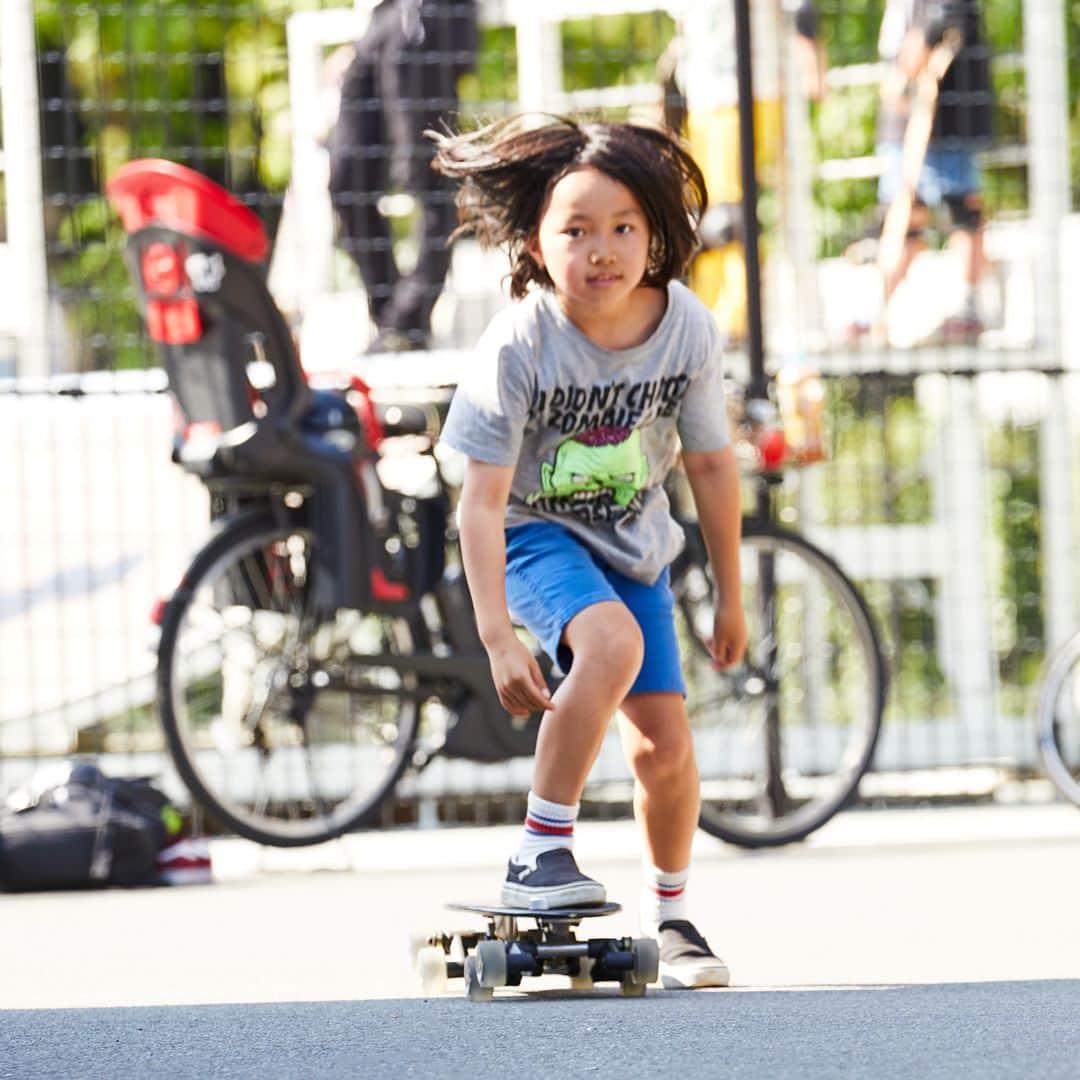 allroverjpのインスタグラム：「【駒沢公園試乗会のご報告①】 昨日の試乗会で可愛い子に載っていただきました！階段から降りれる新鮮感は子供達に大人気でした！試乗した皆様にありがとうございます！ #Allrover #AllroverJP #8輪スケートボード #スケボー #greenfunding #stairrover #ステアローバー #試乗会 #GW #駒沢公園 #週末 #お出かけ #スケボーキッズ #階段下」