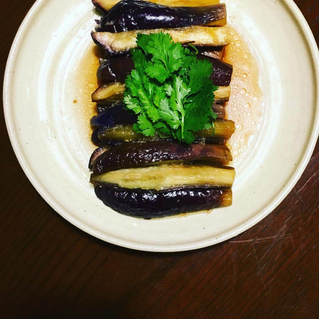 志摩有子さんのインスタグラム写真 - (志摩有子Instagram)「餃子に合わせたのは蒸し茄子の生姜酢醤油。香りづけに胡麻油。夏の間何度も作る我が家の定番。」4月29日 21時10分 - ariko418