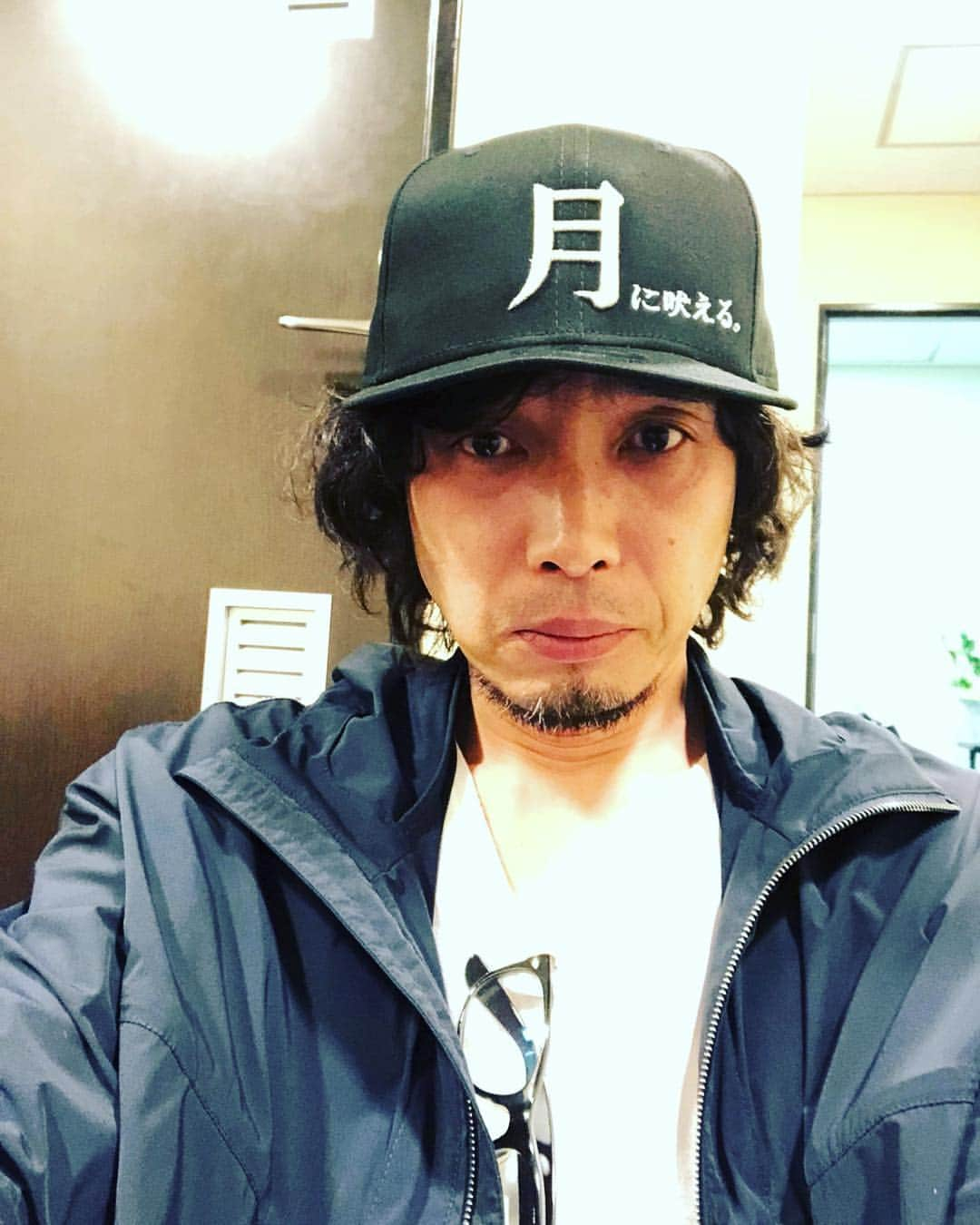 月に吠える。さんのインスタグラム写真 - (月に吠える。Instagram)「月に吠える。キャップ 明日からwebshopで販売開始しますっ！ 斉藤さんも たまに被ってます。 #斉藤和義#toysbloodmusic#月に吠える#大森南朋」4月29日 21時54分 - tsukinihoeru.6960.naoomori