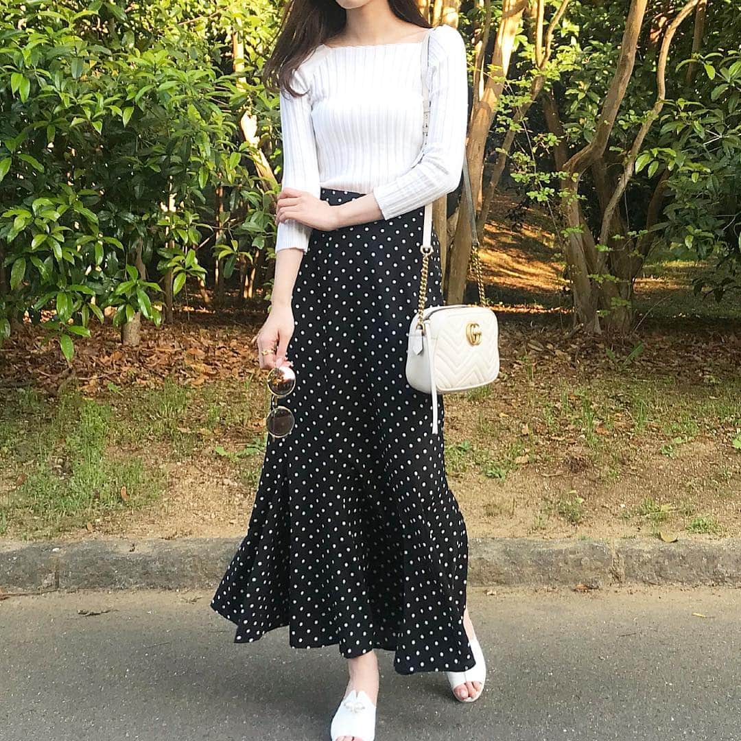 湯浅喬子のインスタグラム：「⚪️⚫️⚪️⚫️ 、 全身fifth codeだった日👀 、 水玉スカートが丁度ほしくて fifthが五周年記念日で 30パーセントだったから購入したよ🤓 、 安くて可愛いくて優秀❤️ #fifth#fifthtl#fifthcode#フィフス#水玉#コーデ#code#off#day#fashion」
