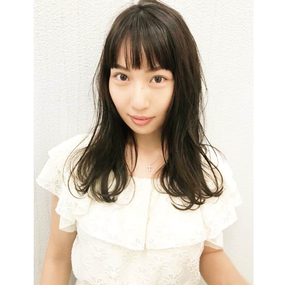 増田有華さんのインスタグラム写真 - (増田有華Instagram)「＊ 先日のヘアメンテ。 積さん予約取れなさすぎてキャンセルの枠に駆け込み。笑 消しゴム前に髪はやりたかったのでホッ。 前回の落ち着いた黒のアッシュと少しニュアンスを変えて。 ・ メイクはさいきん全然しない。 たまにくるナチュラルブーム。 鍼をやってから目がぱっちり開くようになったので、ラインとかを引くと更に目！！！ってなって怖い。笑 ビューラーで上げてから、軽くマスカラをつけるくらいがちょうどいいかな。チークも最近は入れない。 夏に向けて化粧も崩れやすくなるし、しばらくはこのままナチュラル志向🍊 ＊ @sekispecial #album #sekispecial #hair #haircut #hairstyle #blackhair #mode #cute #beauty #japanesegirl #japan #shibuya #ヘアカット #ヘアメンテ #髪質改善 #トリートメント」4月29日 16時40分 - masuyuka_official