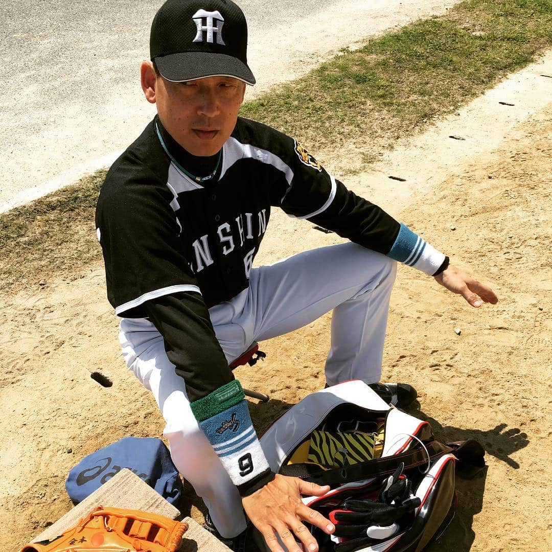 山田スタジアムさんのインスタグラム写真 - (山田スタジアムInstagram)「なんかプロの選手が草野球に来たの  #阪神タイガース #金本知憲 #金本監督  #そっくりさん #かねもっち #草野球 #インコース攻め  #死球」4月29日 16時57分 - yamadastadium