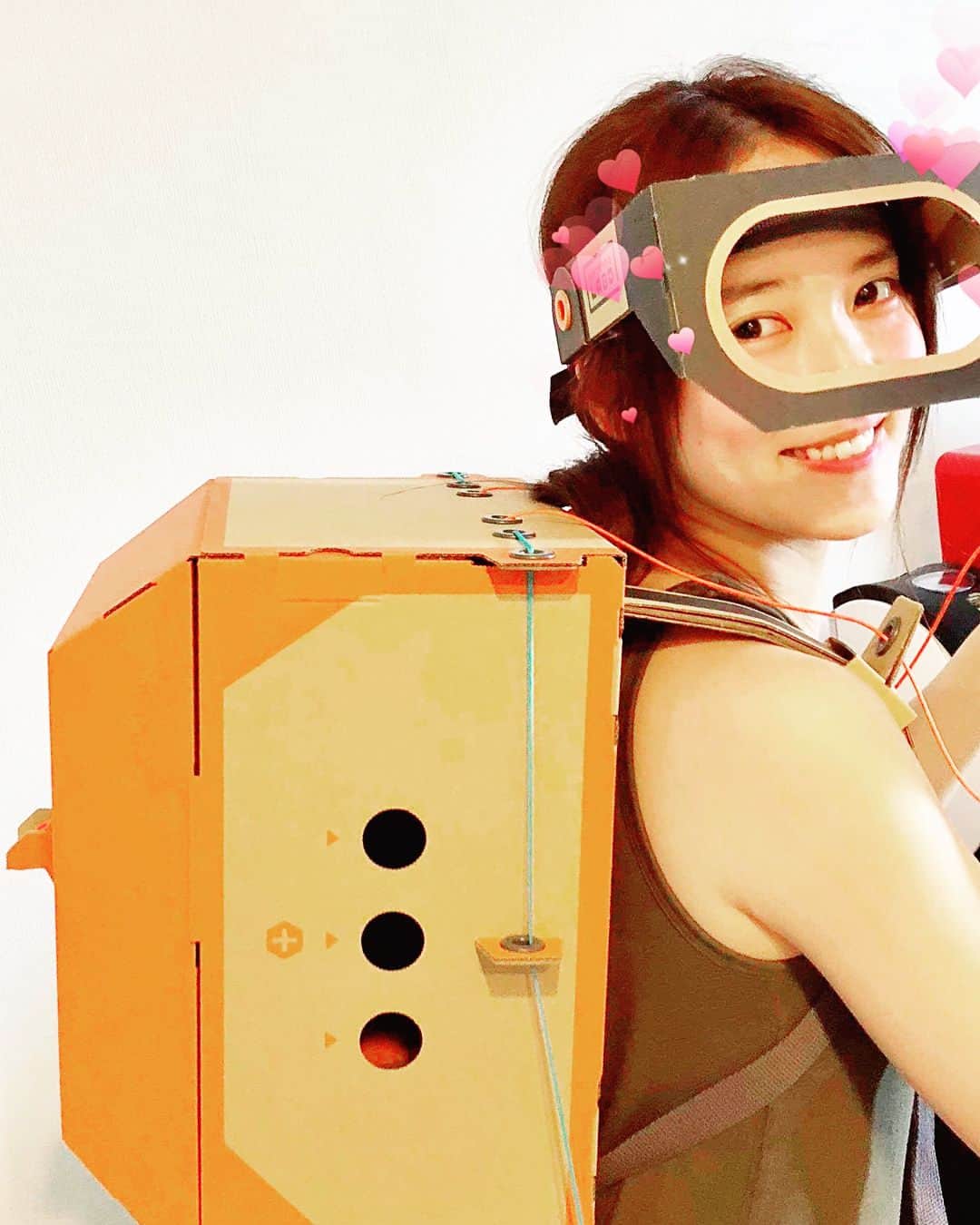 奈津子さんのインスタグラム写真 - (奈津子Instagram)「ニンテンドースイッチと段ボール工作を組み合わせた新しいトイ☺️🌈Nintendo Laboのロボットキット🎉ユーザーが動かす手足とリンクして画面内でワイルドなロボットになれるのが楽しい❤️家電ティーチャーは今年、ゲームの勉強も積極的にしていこうと思います‼️ ・ #talent #actress #nintendoswitch #nintendoswitch #robotkit #model #kurashiru #48group #tokyo #家電 #家電好き #美容家電  #美容 #家電女優 #リラックス #東京 #奈津子 #暮らし #上質 #女優 #タレント #ニンテンドーラボ #ニンテンドースイッチ #ゲーム #ロボット #任天堂スイッチ」4月29日 22時39分 - natsuko_kaden