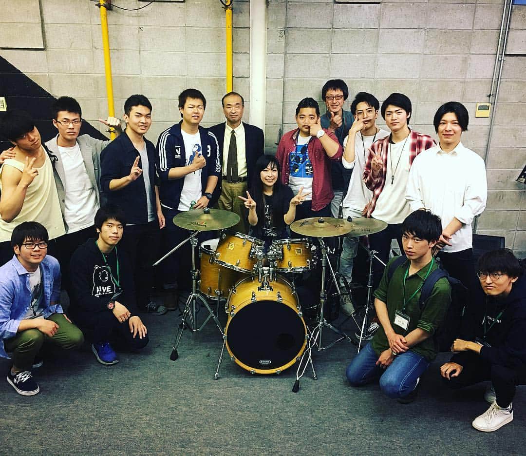 SATOKOさんのインスタグラム写真 - (SATOKOInstagram)「神戸甲陽音楽学院でドラムセミナーしてきました！ 男子ドラマーに囲まれて演奏したので胸がドチドチしました。笑 素敵な学校だなぁ、本当！ 神戸、大好きな街です。 また絶対遊びに来るっ(๑˃̵ᴗ˂̵) #甲陽 #神戸 #音楽専門学校 #ドラムセミナー  #osmの写真撮り忘れた #ドラマーはみんな仲間 #drumclinic #drums #welovedrums #wealldrummers」4月29日 17時47分 - fc_satoko