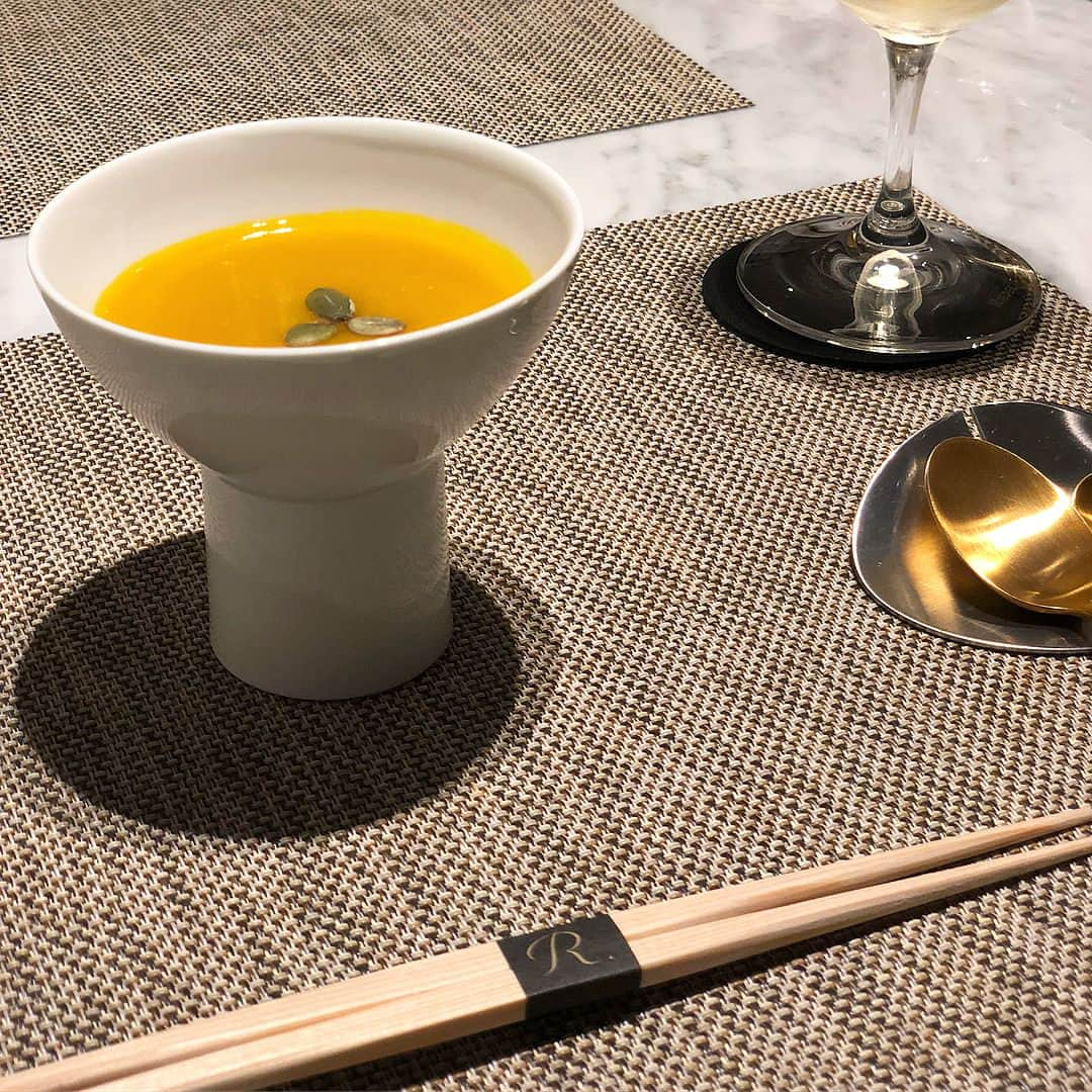 藤川沙弥さんのインスタグラム写真 - (藤川沙弥Instagram)「先日みんなでdinnerへ🍽﻿ 質問DMも来てましたが﻿ 大阪北新地にある #韓国料理R さんです🇰🇷♡﻿ 完全予約制の隠れ家店🤫💗﻿ ﻿ お料理が美味しいのはもちろん、﻿ 盛り付けやお皿も綺麗で﻿ 女の子が絶対好きな感じ😫💓﻿ ﻿ 次は何が出てくるのかな？って﻿ コースを楽しめます😍✨﻿ この日もたくさん爆笑して﻿ お腹痛かった❤️😛﻿ ﻿ ﻿ #韓国料理R#北新地#韓国料理﻿ #大阪ディナー#大阪グルメ #dinner#女子会#女子会ディナー #셀카#셀피#셀스타그램#친스타그램」4月29日 18時17分 - s_a_y_a_p_i