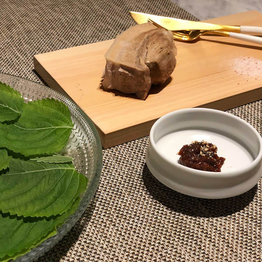 藤川沙弥さんのインスタグラム写真 - (藤川沙弥Instagram)「先日みんなでdinnerへ🍽﻿ 質問DMも来てましたが﻿ 大阪北新地にある #韓国料理R さんです🇰🇷♡﻿ 完全予約制の隠れ家店🤫💗﻿ ﻿ お料理が美味しいのはもちろん、﻿ 盛り付けやお皿も綺麗で﻿ 女の子が絶対好きな感じ😫💓﻿ ﻿ 次は何が出てくるのかな？って﻿ コースを楽しめます😍✨﻿ この日もたくさん爆笑して﻿ お腹痛かった❤️😛﻿ ﻿ ﻿ #韓国料理R#北新地#韓国料理﻿ #大阪ディナー#大阪グルメ #dinner#女子会#女子会ディナー #셀카#셀피#셀스타그램#친스타그램」4月29日 18時17分 - s_a_y_a_p_i