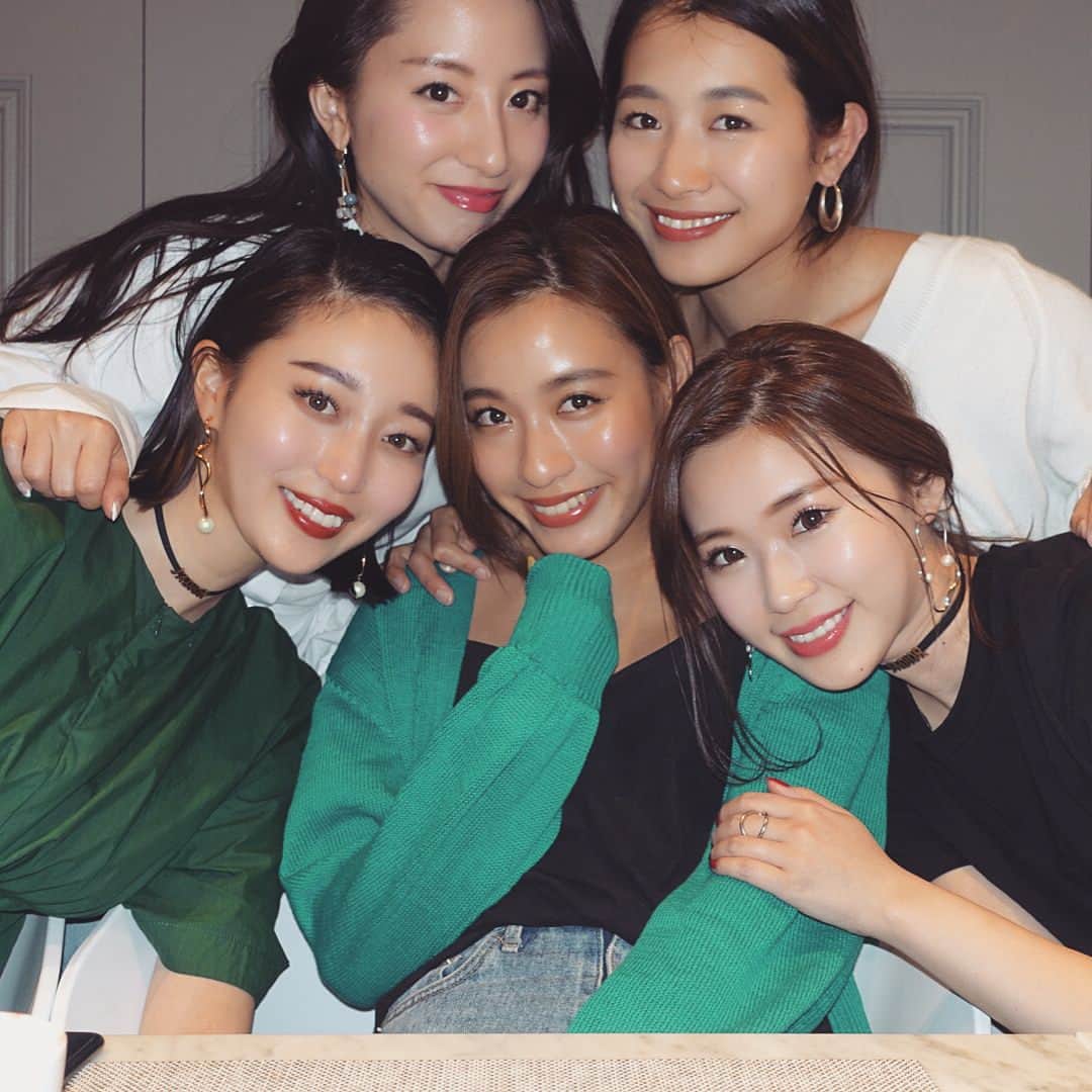 藤川沙弥のインスタグラム：「先日みんなでdinnerへ🍽﻿ 質問DMも来てましたが﻿ 大阪北新地にある #韓国料理R さんです🇰🇷♡﻿ 完全予約制の隠れ家店🤫💗﻿ ﻿ お料理が美味しいのはもちろん、﻿ 盛り付けやお皿も綺麗で﻿ 女の子が絶対好きな感じ😫💓﻿ ﻿ 次は何が出てくるのかな？って﻿ コースを楽しめます😍✨﻿ この日もたくさん爆笑して﻿ お腹痛かった❤️😛﻿ ﻿ ﻿ #韓国料理R#北新地#韓国料理﻿ #大阪ディナー#大阪グルメ #dinner#女子会#女子会ディナー #셀카#셀피#셀스타그램#친스타그램」