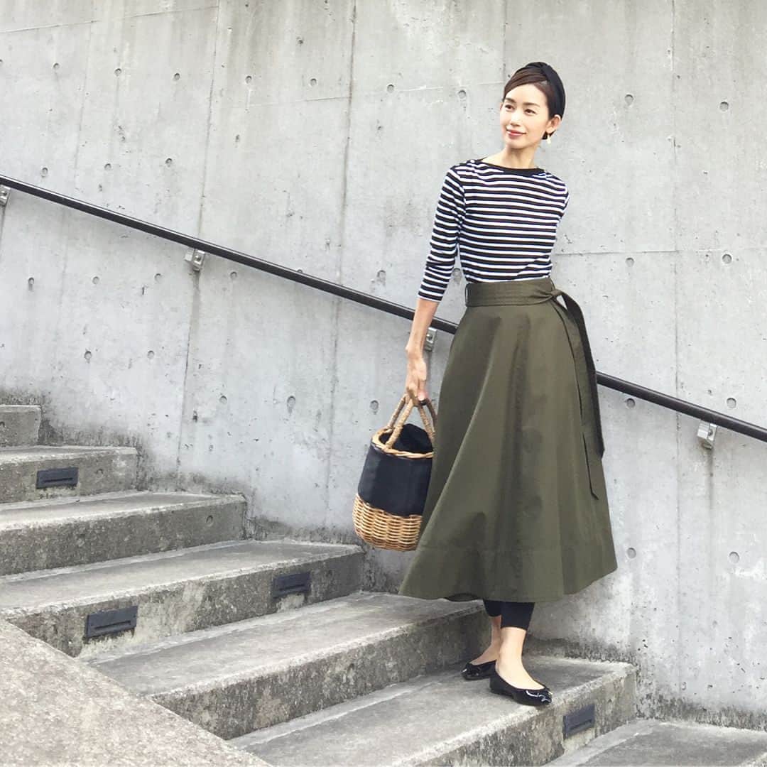 のインスタグラム：「* 今日の服 * シルエットの綺麗な @stateofmind.som のスカート * レギンスと合わせたくて 手持ちの物を穿いたけど、 ちょっと短め…😅 * リブのレギンス  探そうっと😎 * コーデネートの詳細は ブログに書きました * #ブログ更新しました  #プロフィールにブログのリンク貼ってます * #ootd  #ボーダーカットソー #leminor #ルミノア #スカート #stateofmind #stateofmindsom #som #ステートオブマインド  #かごバッグ #elendeek #エレンディーク  #レギンス #uniqlo #ユニクロ  #ターバン武藤」