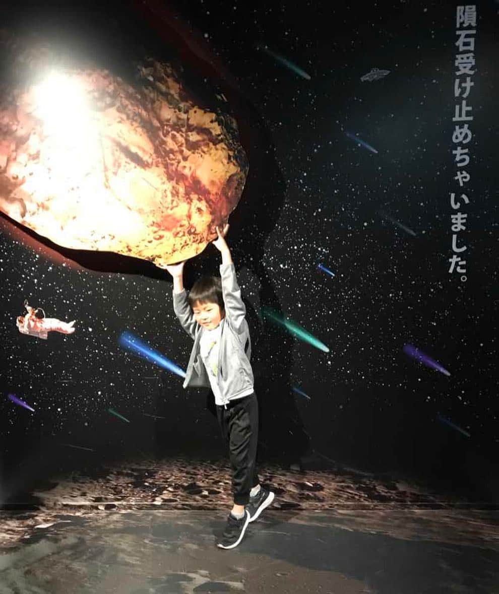 中川パラダイス のインスタグラム：「隕石受け止めたちゃいました  ってより  隕石につれていかれちゃいましたになってるね」