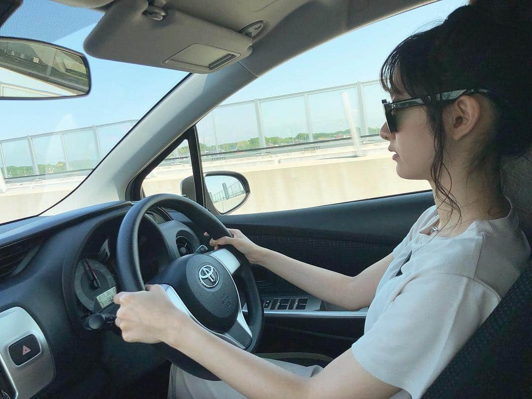 粟津麻依さんのインスタグラム写真 - (粟津麻依Instagram)「運転免許を取りました👏🏻👏🏻👏🏻 高速道路デビュー、アウトレットまで。 運転は好きです。 ひたすらドライブする仕事したい（笑） 今回はトヨタレンタカー。 これからいろんな所行きたいな〜〜 ハンドルの握り位置、独特😂」4月29日 20時08分 - awatsumai