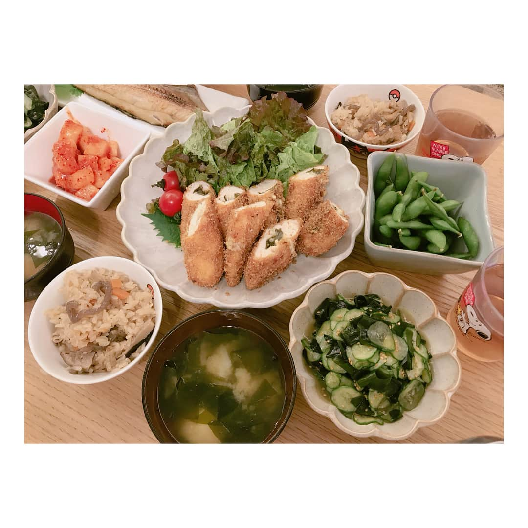 辻希美さんのインスタグラム写真 - (辻希美Instagram)「夕飯(*´∀｀*) #辻希美 #夕飯 #ささ身チーズカツ  #きのこの炊き込みご飯 #ワカメときゅうりの酢の物 #焼き魚 #味噌汁 #ご馳走様でした」4月29日 20時32分 - tsujinozomi_official