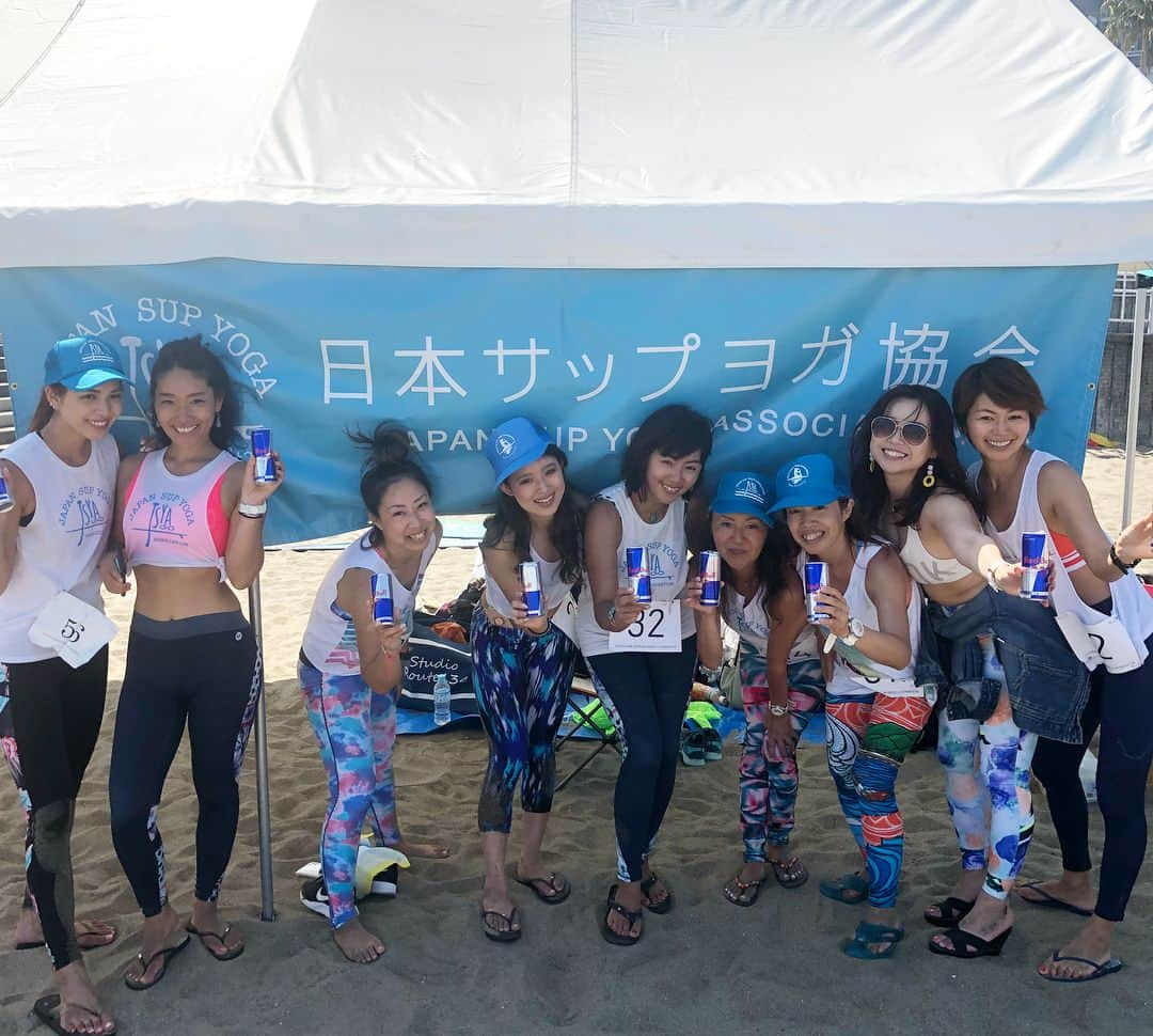 田中律子さんのインスタグラム写真 - (田中律子Instagram)「ATAMI SUP&YOGA FESTIVAL 2018🌴🌈🌞㊗️✨ ☆［CHURAUMI SUPRUN in ATAMI SUNBEACH］☆ 昨日は、サップヨガレッスンに満員御礼の80人の方々が体験🙌🙏そして、沖縄から初の本州での開催、ちゅらうみSUPRUNは、ほとんど、SUPが初めて❗️と言う初心者の人ばかりのレースになり、女子ソロ30人、男子、ペア、キッズで30人と、熱海サンビーチをSUPレースで盛り上がりました👍㊗️🙌 本当に参加してくれたみなさま、ありがとうございましたー🌴🌈私は、お遊びでレースに出たはずが…気持ちが上がりすぎてガチ漕ぎ、なんと、2位でレースゴール🙌🤣今日は身体が動きません😭トークショーと、レースMCと、レース出場と、イベント運営側にいながら、私自信楽しんじゃいましたー😆みんなの笑顔と汗と、やり切った感と、最高なイベントになりました🙏  ehaco 2周年おめでとう㊗️そして、スタッフのみなさま、全国から集まってくれた協会イントラ、熱海市、なにより、各地からこのイベントに参加してくれたみなさま、本当にありがとうございました〜🙏🙏🙏 沖縄でのCHURAUMI SUPRUN は、6月24日@沖縄恩納村で開催です❗️またレース出たい❗️と言うみなさま、ぜひ沖縄に遊びに来て下さいね🙌🌈🌴 #churaumisuprun  #ehaco  #tokaiグループ  #熱海 #sunbeach  #supyoga  #日本サップヨガ協会 #初心者レース  #roxyjapan  #starboardjapan  #spout  #casio #babyg  #gshock  #redbull  #メダリスト  #salomon」4月30日 7時33分 - ri2kotanaka