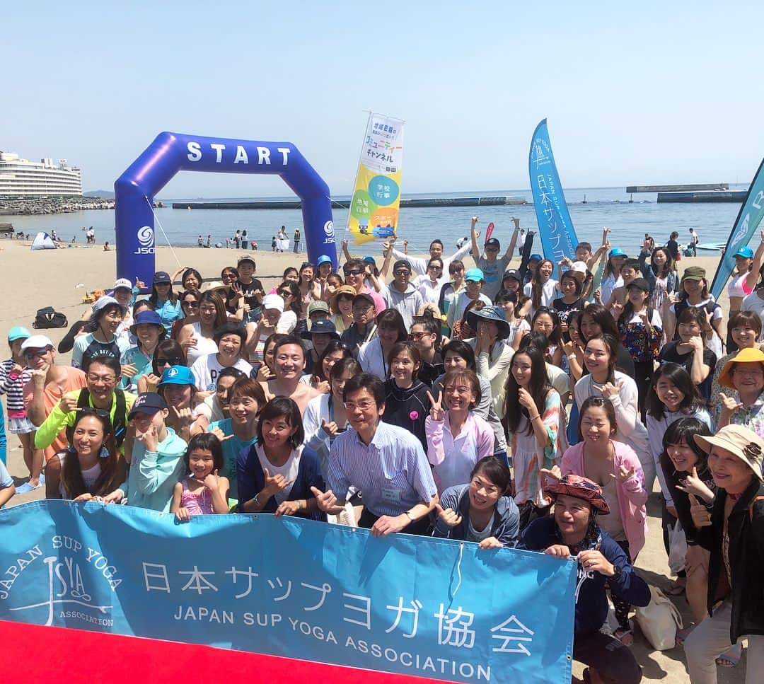 田中律子さんのインスタグラム写真 - (田中律子Instagram)「ATAMI SUP&YOGA FESTIVAL 2018🌴🌈🌞㊗️✨ ☆［CHURAUMI SUPRUN in ATAMI SUNBEACH］☆ 昨日は、サップヨガレッスンに満員御礼の80人の方々が体験🙌🙏そして、沖縄から初の本州での開催、ちゅらうみSUPRUNは、ほとんど、SUPが初めて❗️と言う初心者の人ばかりのレースになり、女子ソロ30人、男子、ペア、キッズで30人と、熱海サンビーチをSUPレースで盛り上がりました👍㊗️🙌 本当に参加してくれたみなさま、ありがとうございましたー🌴🌈私は、お遊びでレースに出たはずが…気持ちが上がりすぎてガチ漕ぎ、なんと、2位でレースゴール🙌🤣今日は身体が動きません😭トークショーと、レースMCと、レース出場と、イベント運営側にいながら、私自信楽しんじゃいましたー😆みんなの笑顔と汗と、やり切った感と、最高なイベントになりました🙏  ehaco 2周年おめでとう㊗️そして、スタッフのみなさま、全国から集まってくれた協会イントラ、熱海市、なにより、各地からこのイベントに参加してくれたみなさま、本当にありがとうございました〜🙏🙏🙏 沖縄でのCHURAUMI SUPRUN は、6月24日@沖縄恩納村で開催です❗️またレース出たい❗️と言うみなさま、ぜひ沖縄に遊びに来て下さいね🙌🌈🌴 #churaumisuprun  #ehaco  #tokaiグループ  #熱海 #sunbeach  #supyoga  #日本サップヨガ協会 #初心者レース  #roxyjapan  #starboardjapan  #spout  #casio #babyg  #gshock  #redbull  #メダリスト  #salomon」4月30日 7時33分 - ri2kotanaka