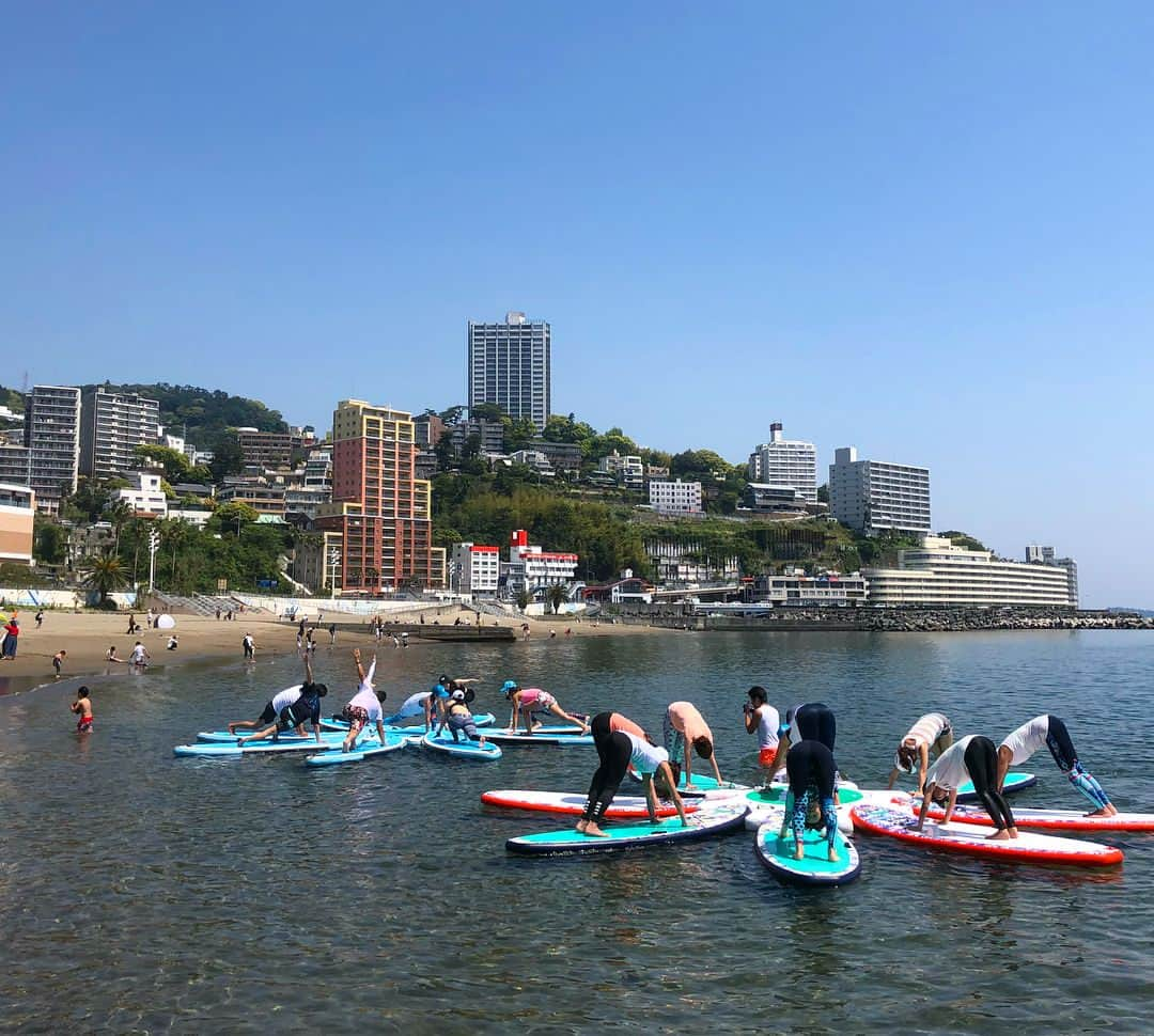 田中律子さんのインスタグラム写真 - (田中律子Instagram)「ATAMI SUP&YOGA FESTIVAL 2018🌴🌈🌞㊗️✨ ☆［CHURAUMI SUPRUN in ATAMI SUNBEACH］☆ 昨日は、サップヨガレッスンに満員御礼の80人の方々が体験🙌🙏そして、沖縄から初の本州での開催、ちゅらうみSUPRUNは、ほとんど、SUPが初めて❗️と言う初心者の人ばかりのレースになり、女子ソロ30人、男子、ペア、キッズで30人と、熱海サンビーチをSUPレースで盛り上がりました👍㊗️🙌 本当に参加してくれたみなさま、ありがとうございましたー🌴🌈私は、お遊びでレースに出たはずが…気持ちが上がりすぎてガチ漕ぎ、なんと、2位でレースゴール🙌🤣今日は身体が動きません😭トークショーと、レースMCと、レース出場と、イベント運営側にいながら、私自信楽しんじゃいましたー😆みんなの笑顔と汗と、やり切った感と、最高なイベントになりました🙏  ehaco 2周年おめでとう㊗️そして、スタッフのみなさま、全国から集まってくれた協会イントラ、熱海市、なにより、各地からこのイベントに参加してくれたみなさま、本当にありがとうございました〜🙏🙏🙏 沖縄でのCHURAUMI SUPRUN は、6月24日@沖縄恩納村で開催です❗️またレース出たい❗️と言うみなさま、ぜひ沖縄に遊びに来て下さいね🙌🌈🌴 #churaumisuprun  #ehaco  #tokaiグループ  #熱海 #sunbeach  #supyoga  #日本サップヨガ協会 #初心者レース  #roxyjapan  #starboardjapan  #spout  #casio #babyg  #gshock  #redbull  #メダリスト  #salomon」4月30日 7時33分 - ri2kotanaka