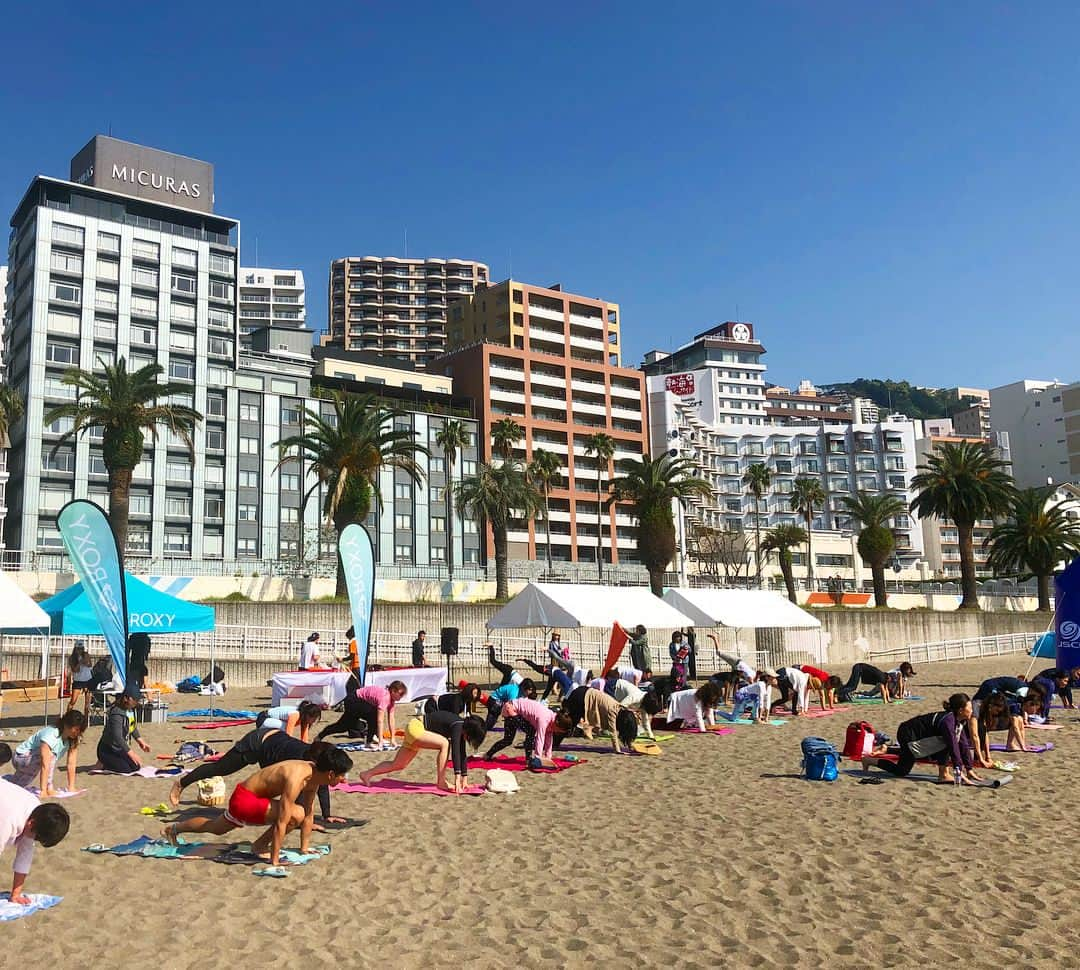 田中律子さんのインスタグラム写真 - (田中律子Instagram)「ATAMI SUP&YOGA FESTIVAL 2018🌴🌈🌞㊗️✨ ☆［CHURAUMI SUPRUN in ATAMI SUNBEACH］☆ 昨日は、サップヨガレッスンに満員御礼の80人の方々が体験🙌🙏そして、沖縄から初の本州での開催、ちゅらうみSUPRUNは、ほとんど、SUPが初めて❗️と言う初心者の人ばかりのレースになり、女子ソロ30人、男子、ペア、キッズで30人と、熱海サンビーチをSUPレースで盛り上がりました👍㊗️🙌 本当に参加してくれたみなさま、ありがとうございましたー🌴🌈私は、お遊びでレースに出たはずが…気持ちが上がりすぎてガチ漕ぎ、なんと、2位でレースゴール🙌🤣今日は身体が動きません😭トークショーと、レースMCと、レース出場と、イベント運営側にいながら、私自信楽しんじゃいましたー😆みんなの笑顔と汗と、やり切った感と、最高なイベントになりました🙏  ehaco 2周年おめでとう㊗️そして、スタッフのみなさま、全国から集まってくれた協会イントラ、熱海市、なにより、各地からこのイベントに参加してくれたみなさま、本当にありがとうございました〜🙏🙏🙏 沖縄でのCHURAUMI SUPRUN は、6月24日@沖縄恩納村で開催です❗️またレース出たい❗️と言うみなさま、ぜひ沖縄に遊びに来て下さいね🙌🌈🌴 #churaumisuprun  #ehaco  #tokaiグループ  #熱海 #sunbeach  #supyoga  #日本サップヨガ協会 #初心者レース  #roxyjapan  #starboardjapan  #spout  #casio #babyg  #gshock  #redbull  #メダリスト  #salomon」4月30日 7時33分 - ri2kotanaka