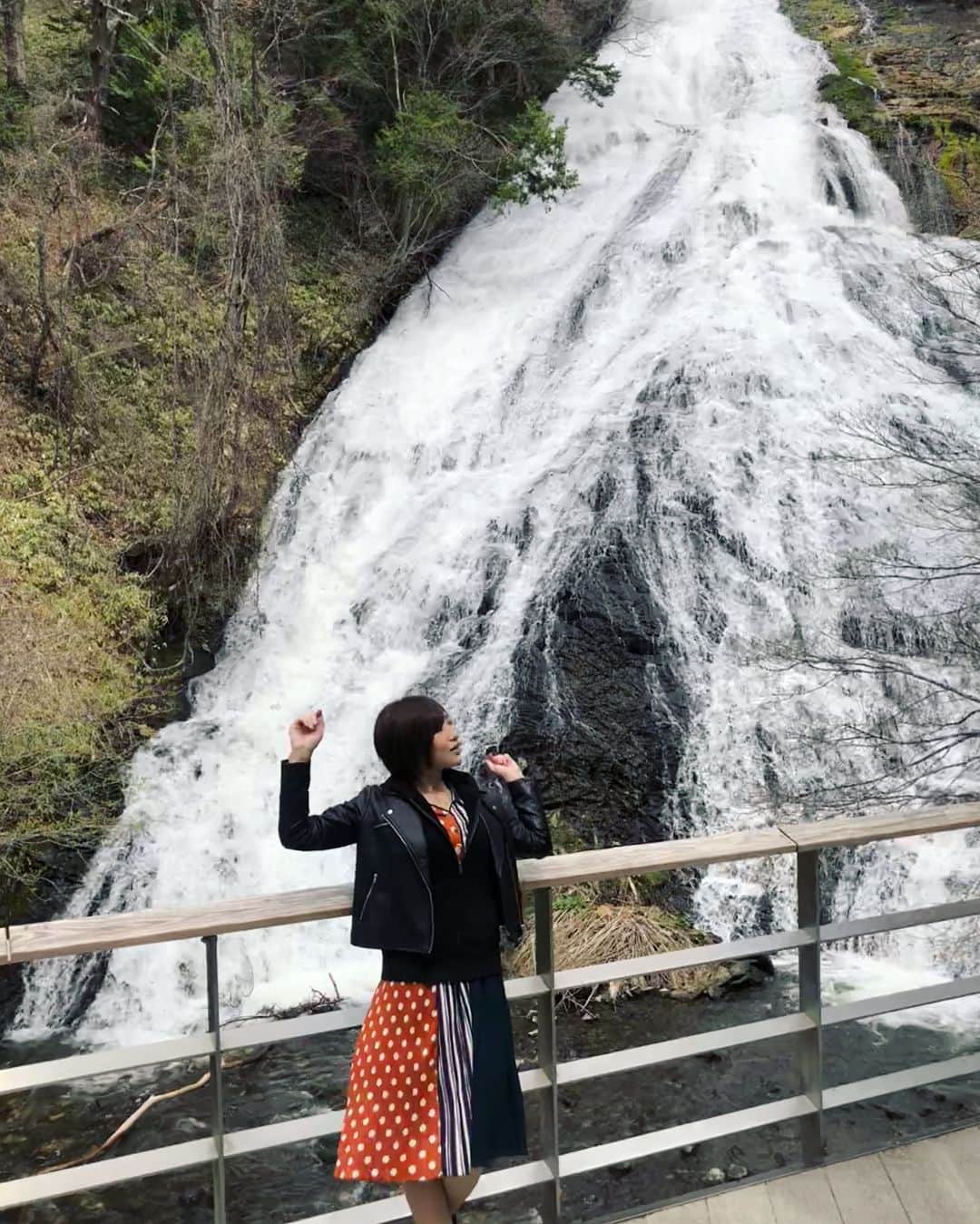 夏希みなみさんのインスタグラム写真 - (夏希みなみInstagram)「・ ・ 華厳の滝にも行ってきたよ(^-^)/ さすが日本三大名瀑の1つ、大迫力で圧倒された😳！ ・ ・ 湯滝も水量すごくて迫力満点だったよ！ ・ マイナスイオン受信⚡⚡ ・ ・  #観光客多い  #滝巡り  #マイナスイオン浴びまくり」4月29日 22時39分 - 373_natsuki
