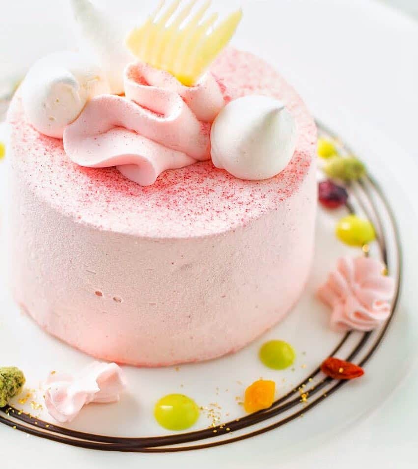 The Westin Osaka （ウェスティンホテル大阪）さんのインスタグラム写真 - (The Westin Osaka （ウェスティンホテル大阪）Instagram)「こう見えて #抹茶 味。 #薔薇 の香りとの組み合わせという、新しい #スイーツ をお楽しみください。 ⠀ Actually, this is #matcha cake. Our innovative sweets with #rose flavor  will satisfy you. ⠀ ⠀  Photo by hotel staff with 📷 : #a6300 ⠀⠀ ————————————————— ⠀ Tag @westinosaka to share your image with us. ⠀ ⠀⠀ #WestinOsaka  #ウェスティンホテル大阪 ⠀ #カメラ好きな人と繋がりたい #フォトコンテスト実施中 #スイーツ好き #スイーツ部 #スイーツ写真 #シフォンケーキ #ケーキ #cake #かわいいスイーツ  #chiffoncake #teatime #pink #ピンク #中は緑 #抹茶スイーツ #抹茶ケーキ #薔薇スイーツ #ローズ」4月29日 23時37分 - westinosaka