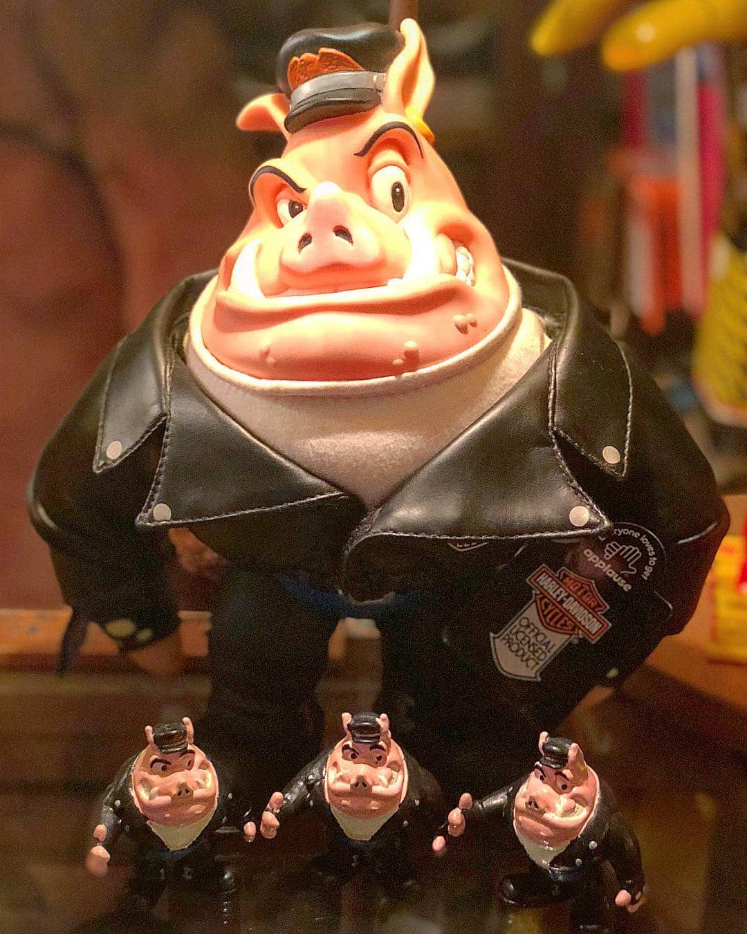 大川知英のインスタグラム：「90's Harley Davidson APPLOUSE👨🏽‍✈️HOG&HOG PVC🇺🇸 飛べないからただの豚🚬 #ハーレーダビッドソン#アプラウス#ホグ #PVC#90年代#渋い豚#紅の豚と互角の風格 #アメカジボーイズ#TakatsuBase」