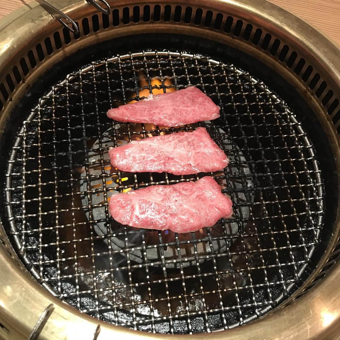 石井一久のインスタグラム：「この時間のお肉、もしかしたら猛毒をもつタランチュラより危険かも❗️ #この時間のお肉#ヤバし！#しかし#旨し❗️#結果旨し」
