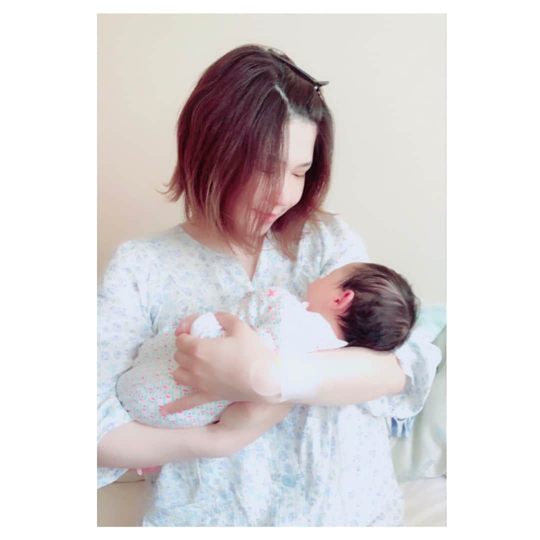 沖田杏梨さんのインスタグラム写真 - (沖田杏梨Instagram)「Few days ago, I had a miracle from heaven. Sweet angel gave me another joy and happiness in my life. She arrived healthy to this earth by receiving huge support from all my fans. Thank you god for this life. Thank you my fans for this big pleasure. * #baby #birth #anriokita #babygirl #aprilbaby #aprilbaby2018」4月30日 15時49分 - anri_okita