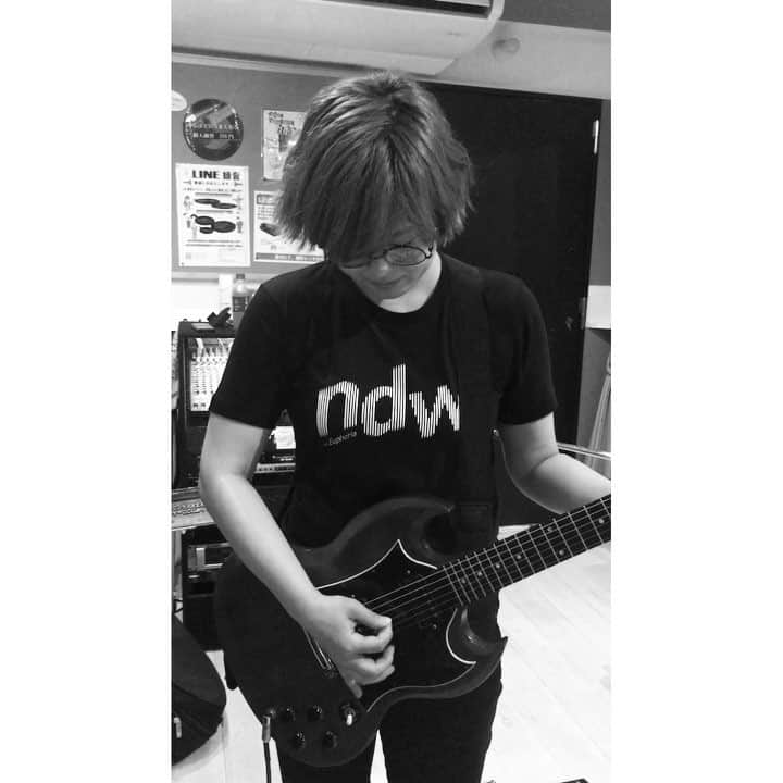 壺坂恵のインスタグラム：「バンＴ寝起き むくむくの髪ぼさぼさ #ninedayswonder」
